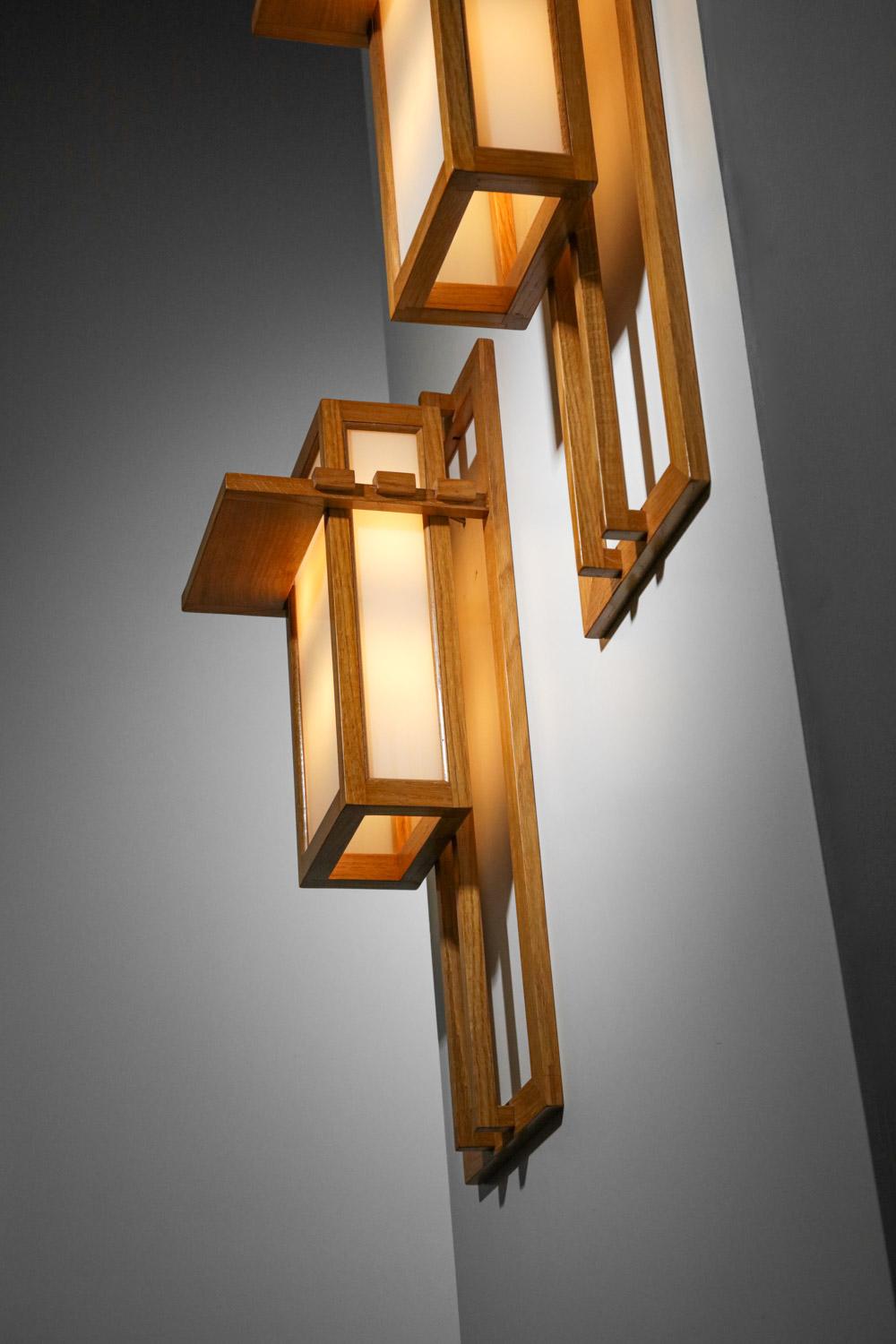 large pair of modernist wood and glass sconces Frank Lloyd Wright style In Good Condition In Lyon, FR