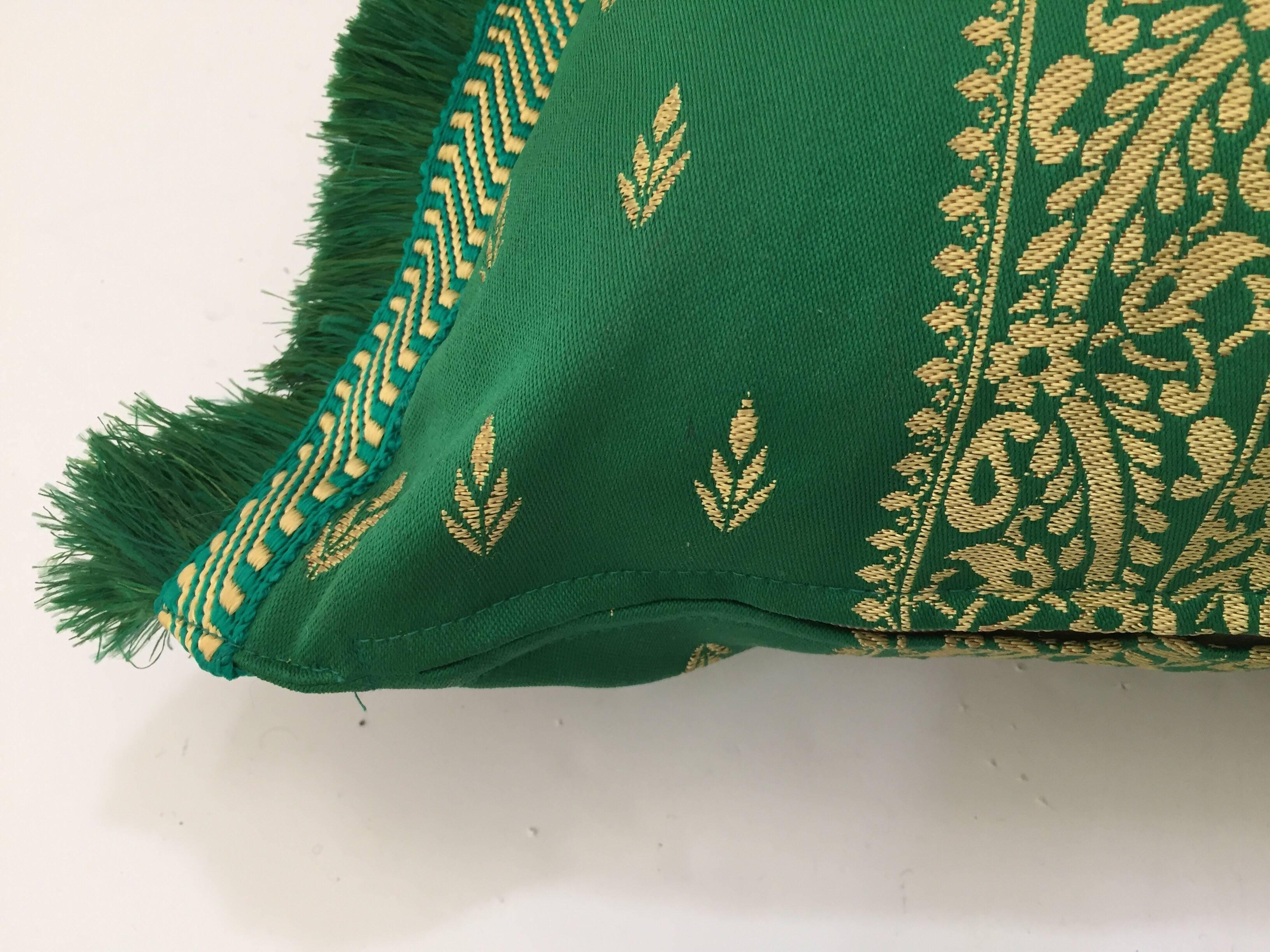 Grande paire de coussins décoratifs lombaires marocains à traversin vert damas en vente 3
