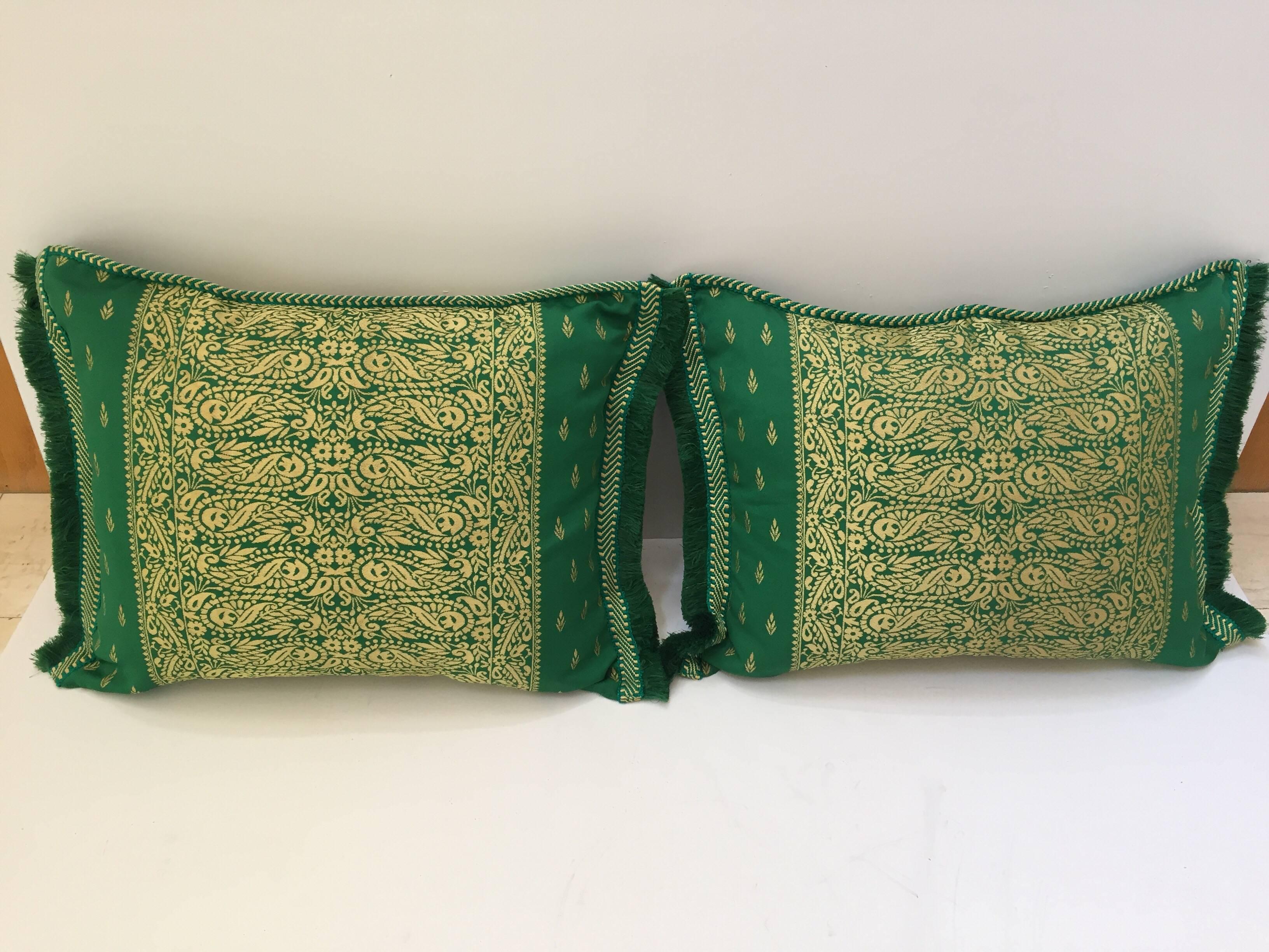 Marocain Grande paire de coussins décoratifs lombaires marocains à traversin vert damas en vente