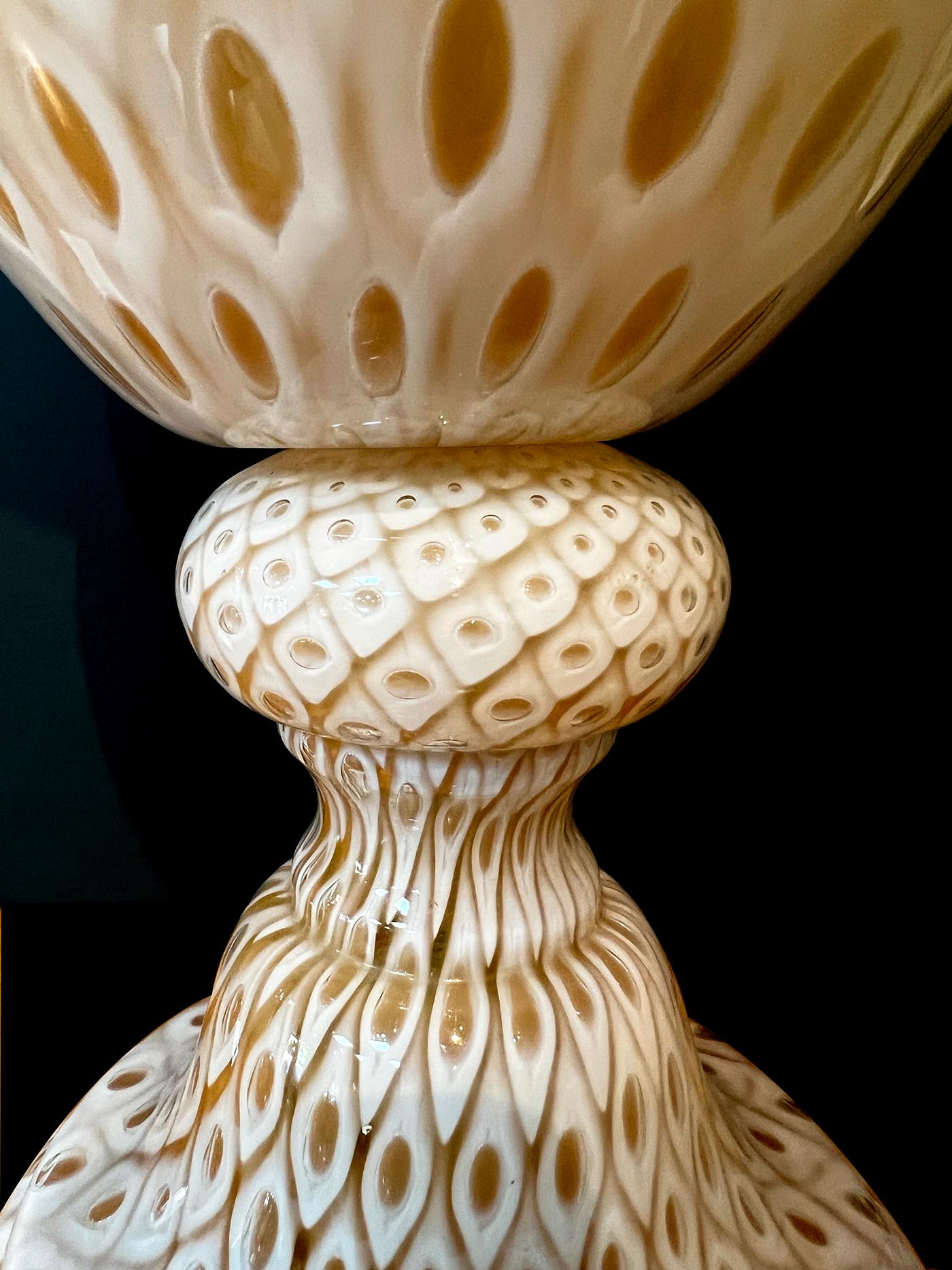 Fait main Grande paire de lampes de Murano en forme de balustre jaune beurre des années 1950 en vente