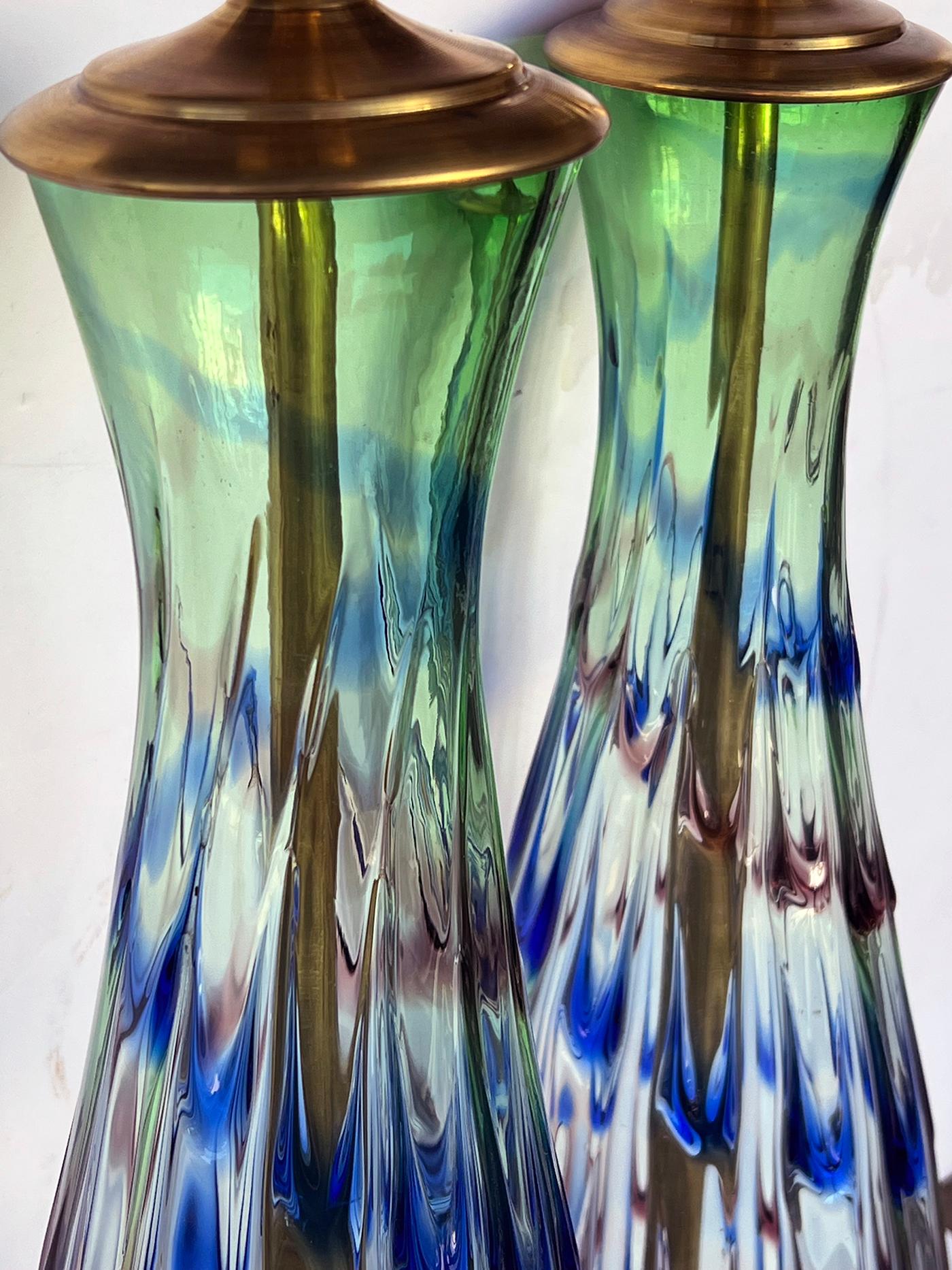 chaque grande lampe en forme de bouteille décorée d'un motif de gouttes d'eau bleu, aubergine et vert ; reposant sur une base en métal doré