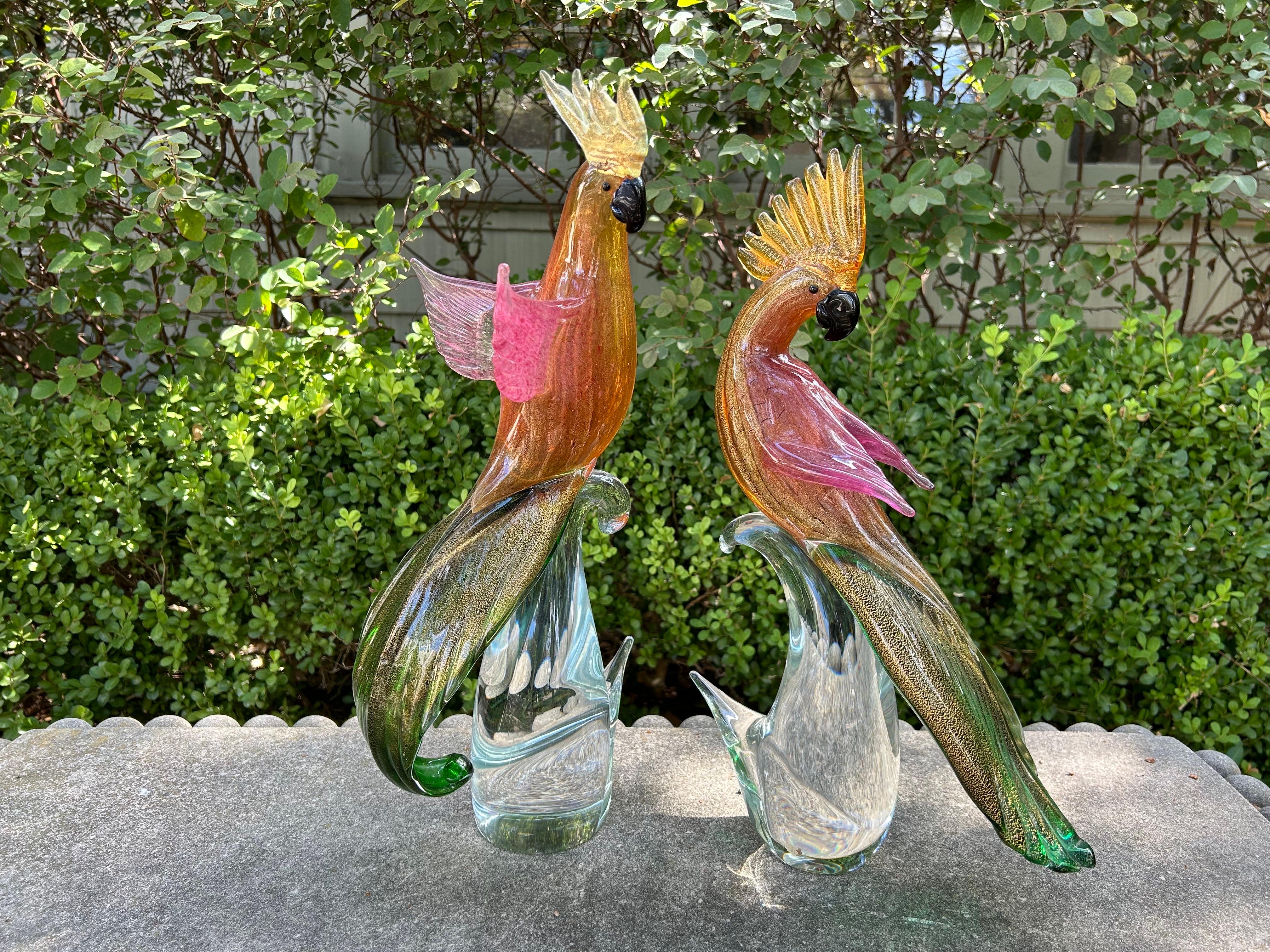 Gran pareja de cacatúas o loros de cristal de Murano atribuidos a Barovier & Toso.
Esta encantadora pareja de cacatúas, loros o pájaros de cristal de Murano se ejecutó en varios colores con inclusiones internas de oro con atención al