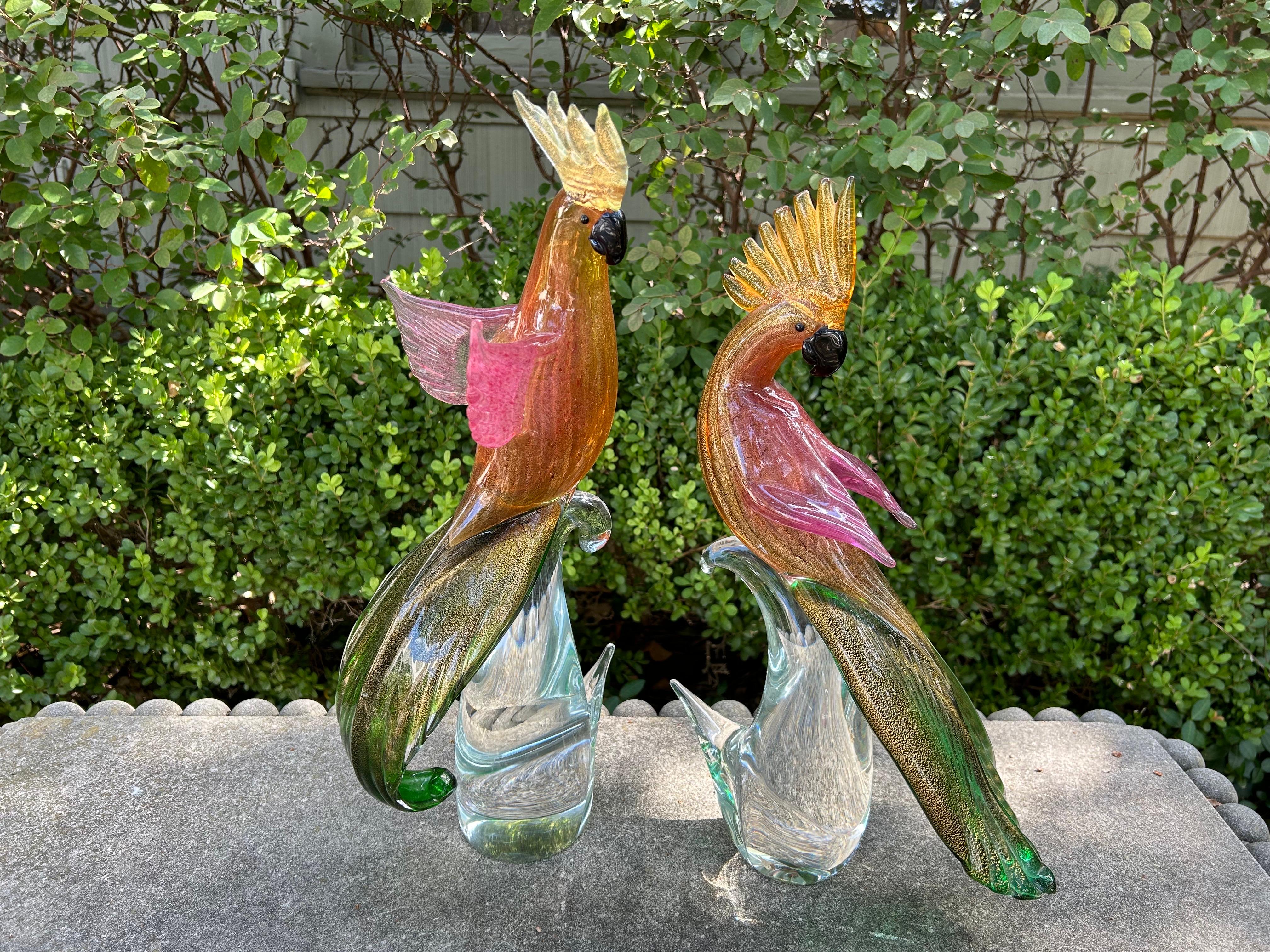 Gran pareja de cacatúas o loros de cristal de Murano atribuidos a Barovier & Toso Regencia de Hollywood en venta