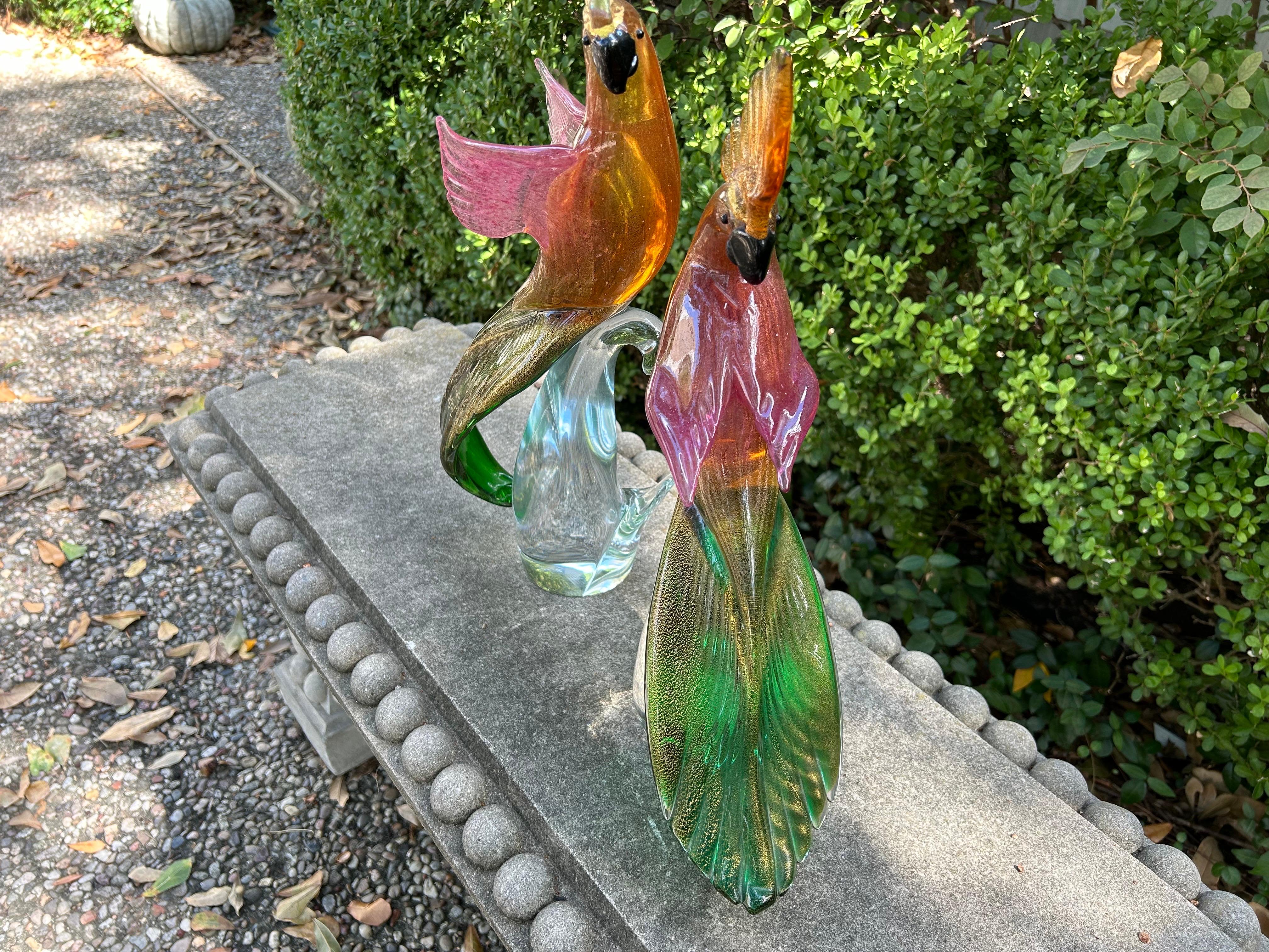 Gran pareja de cacatúas o loros de cristal de Murano atribuidos a Barovier & Toso mediados del siglo XX en venta