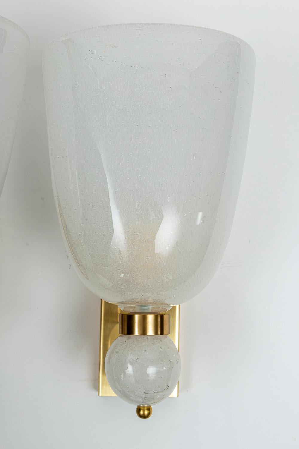 Large Pair of Murano Blown Pulegoso Oval-Shaped Brass Wall Lights, Contempo Italiano en venta
