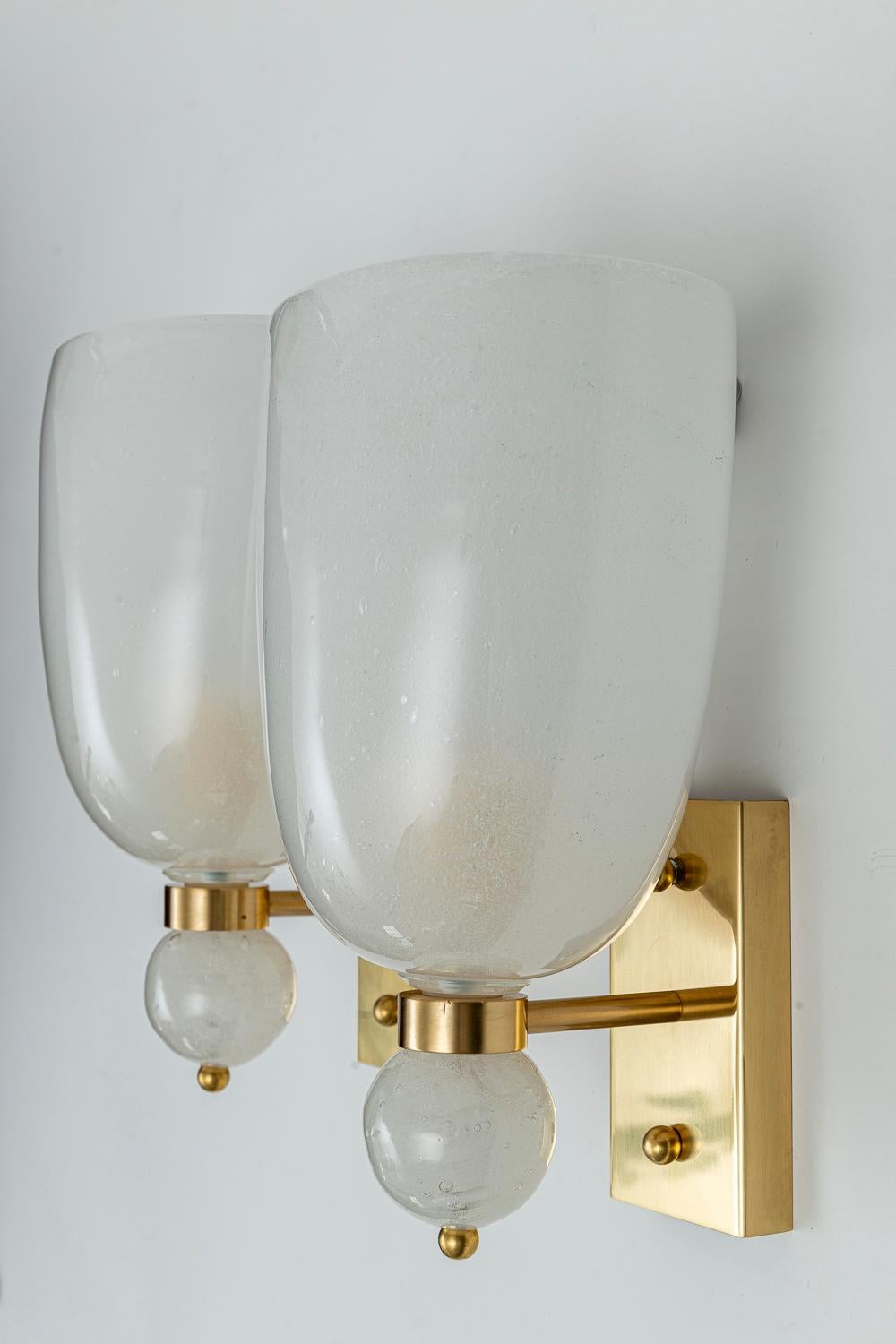 XXIe siècle et contemporain Grande paire d'appliques en laiton soufflé Pulegoso de forme ovale de Murano en vente