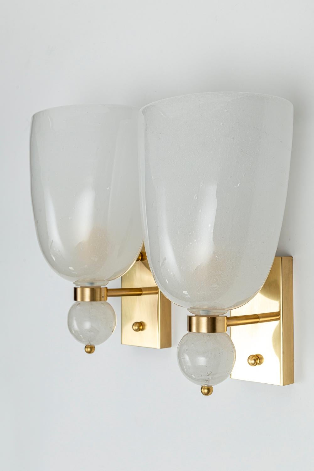 Large Pair of Murano Blown Pulegoso Oval-Shaped Brass Wall Lights, Contempo Vidrio soplado en venta