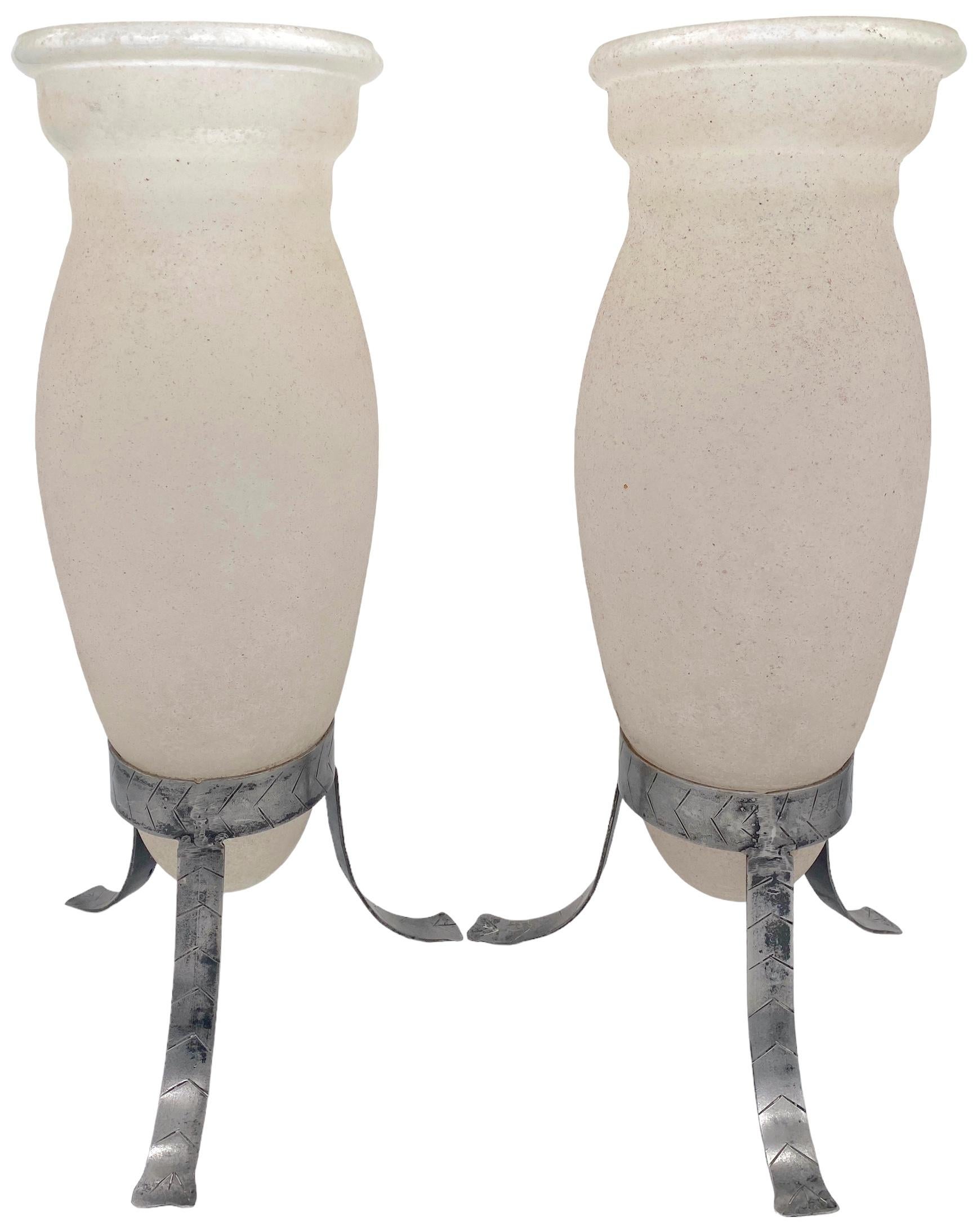 Grande paire de vases trompettes en fer et en acier de Murano attribués à Seguso Vetri d'Arte
Murano, Italie, Circa 1980

Paire de vases trompettes en fer et Scavo de Murano, attribués à l'artiste de renommée internationale  ateliers de Seguso Vetri