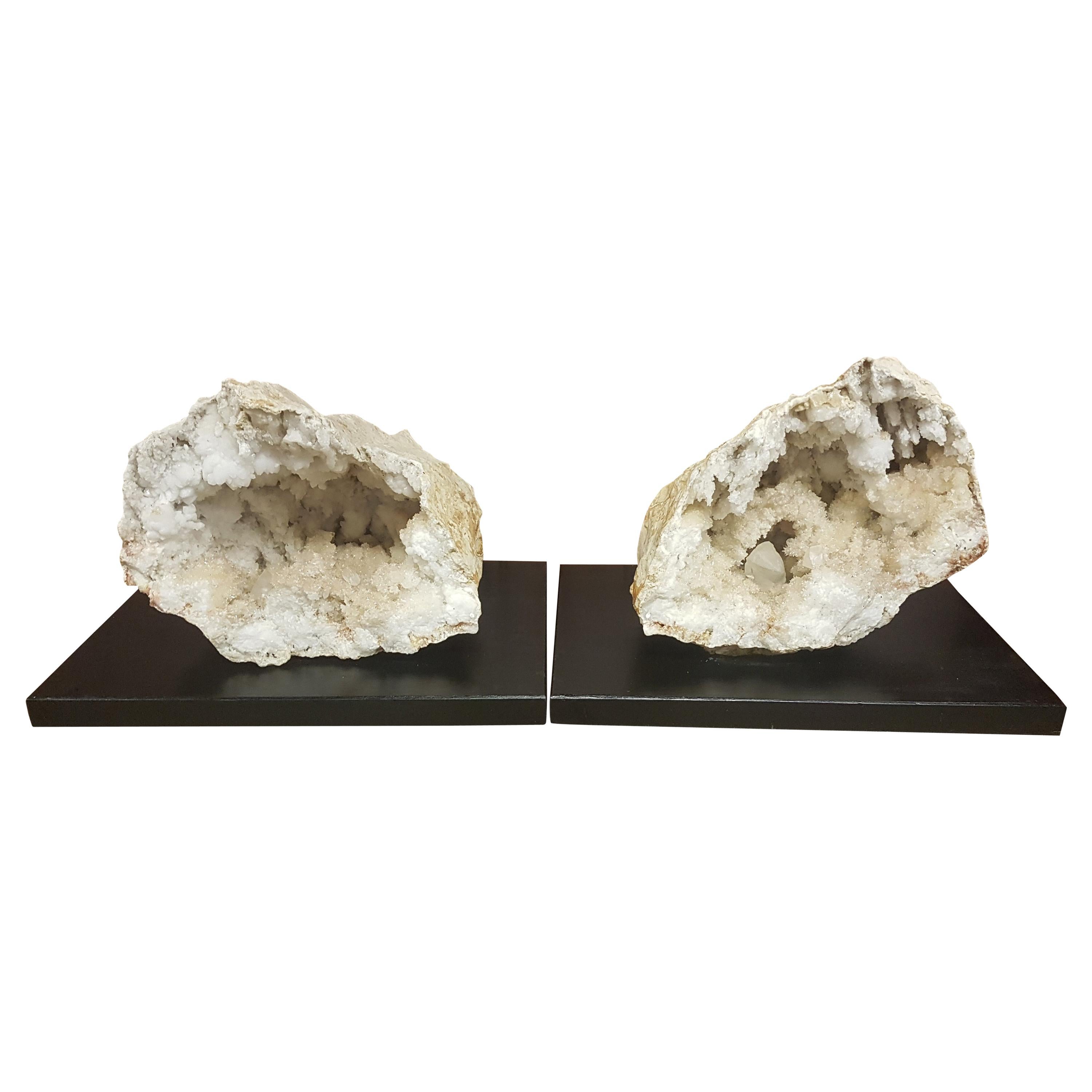 Large Pair of Natural Geodes on Stands with Internal Lights im Angebot