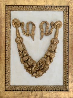 Grande coppia di piedistalli scultorei neoclassici dipinti di bianco e legno dorato, 1800