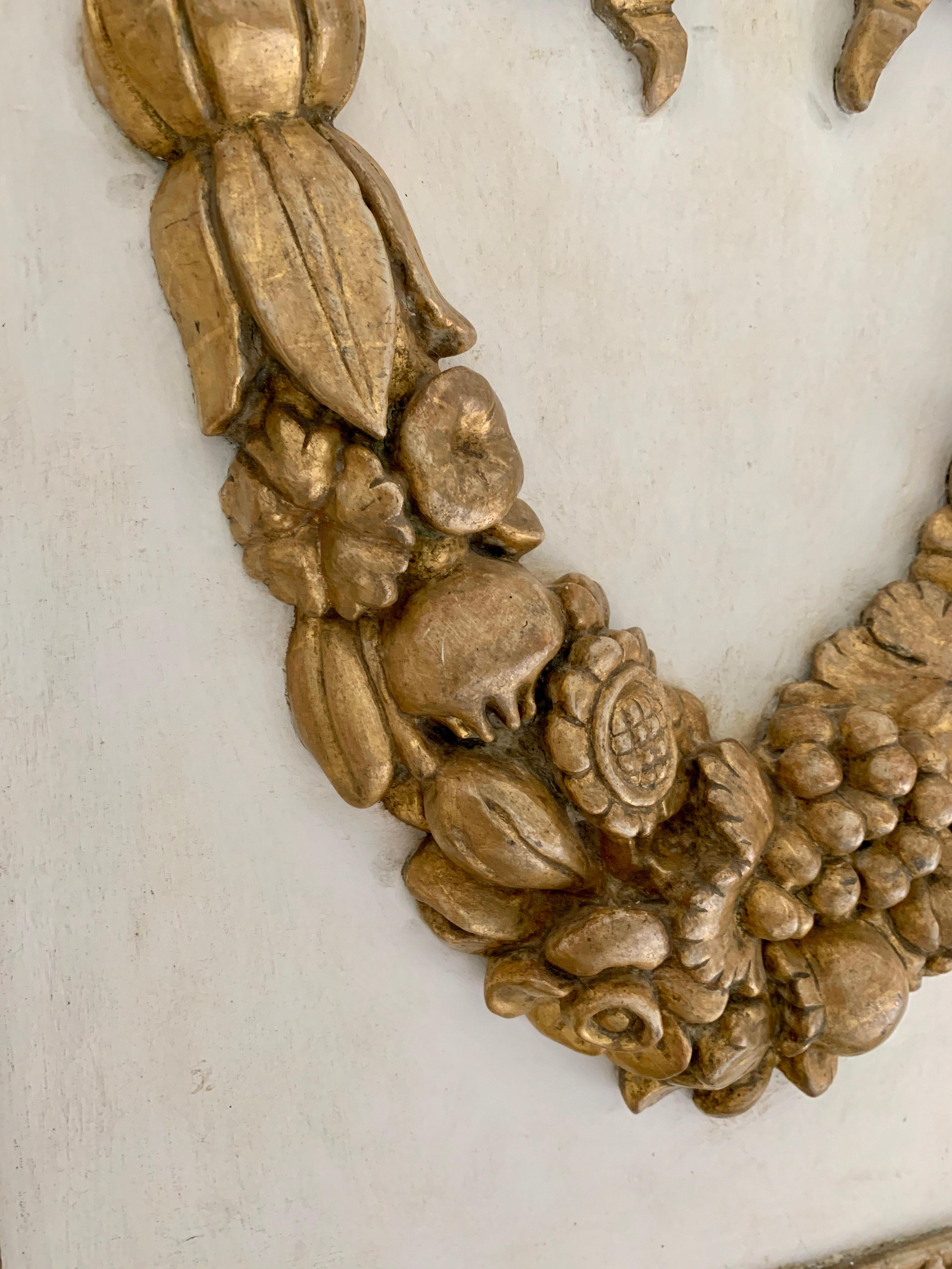 italien Grande paire de piédestaux de sculpture néoclassique peints en blanc et en bois doré:: années 1800 en vente