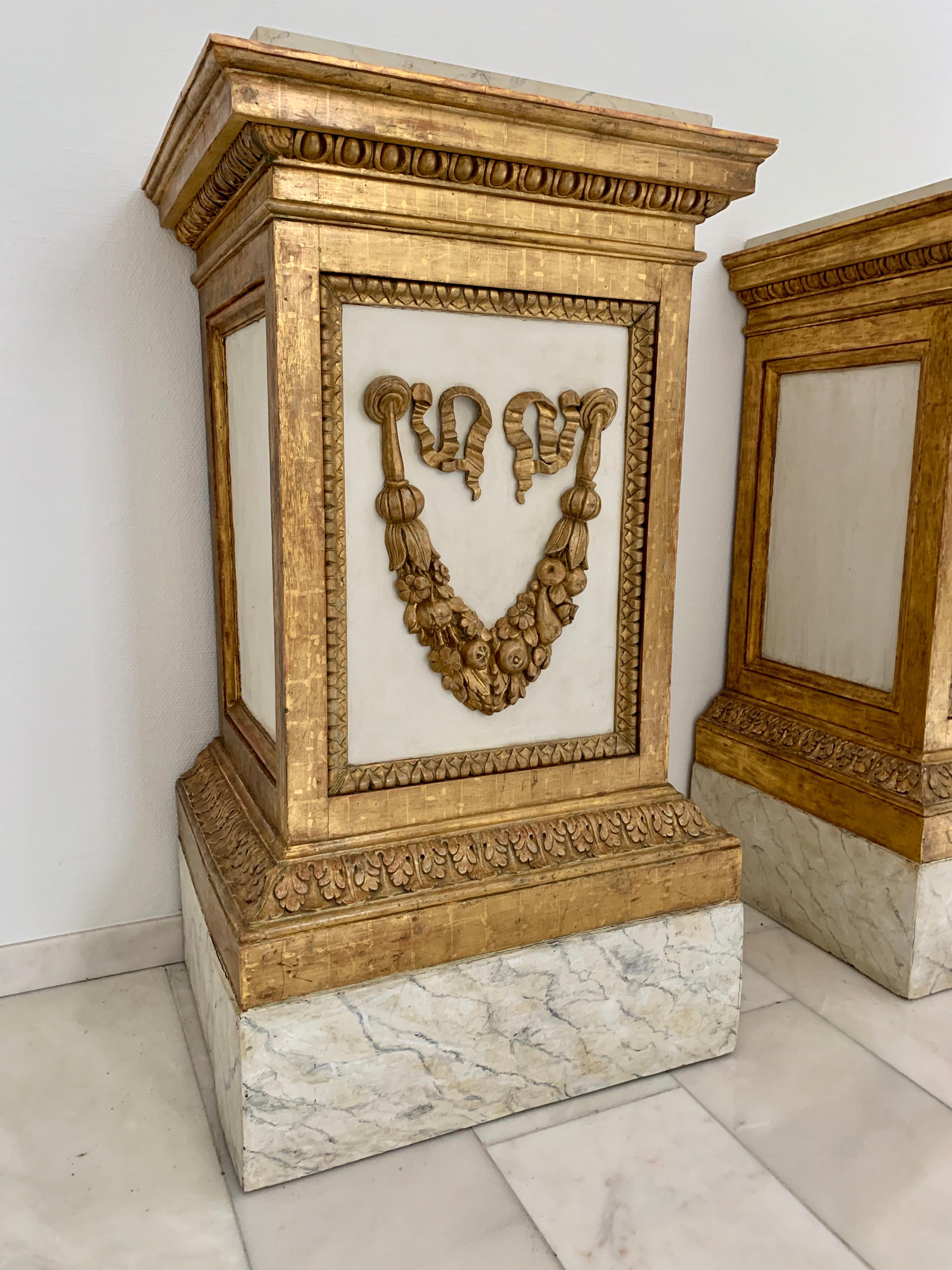 Doré Grande paire de piédestaux de sculpture néoclassique peints en blanc et en bois doré:: années 1800 en vente