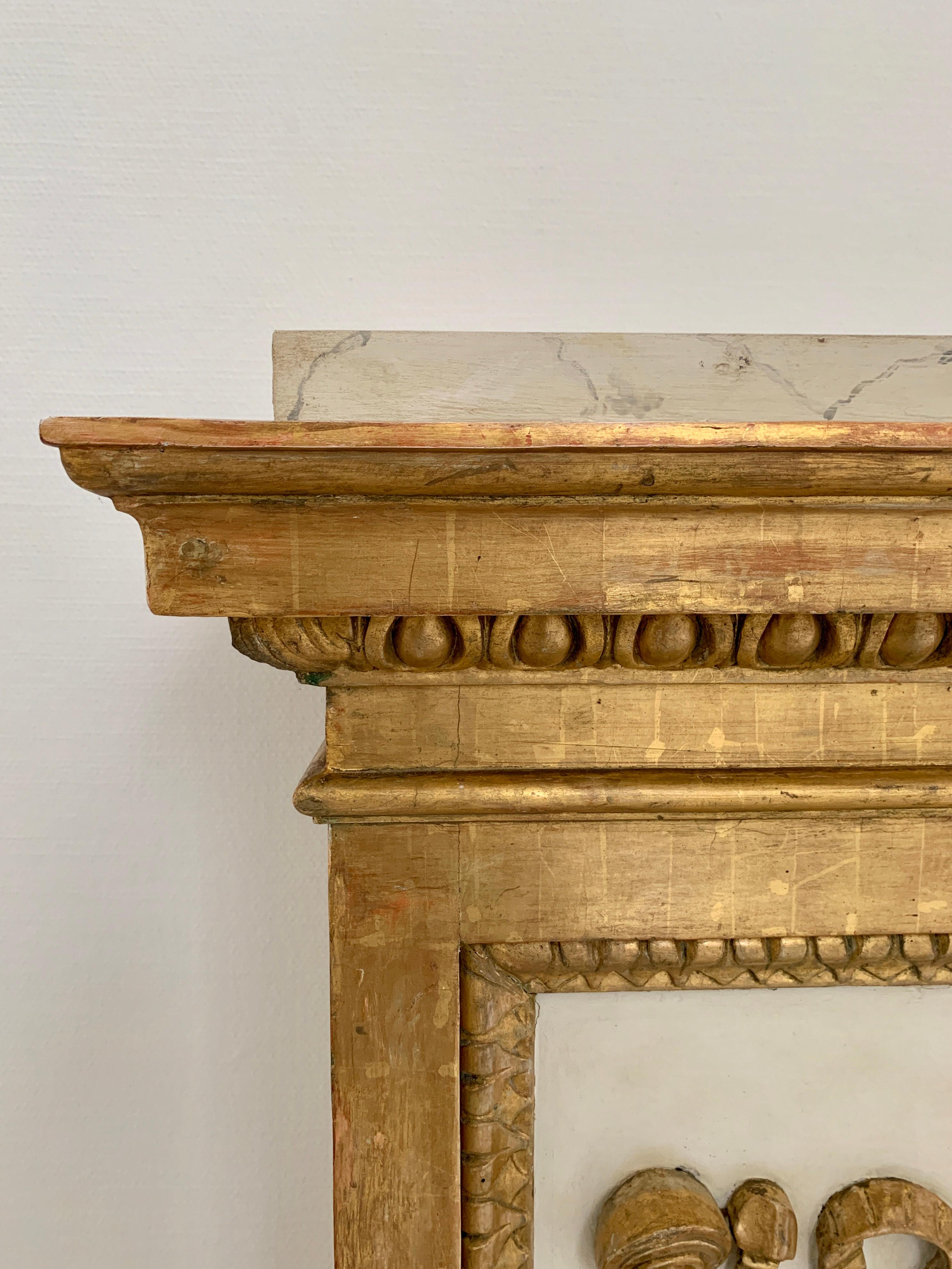 Grande paire de piédestaux de sculpture néoclassique peints en blanc et en bois doré:: années 1800 Bon état - En vente à Worpswede / Bremen, DE