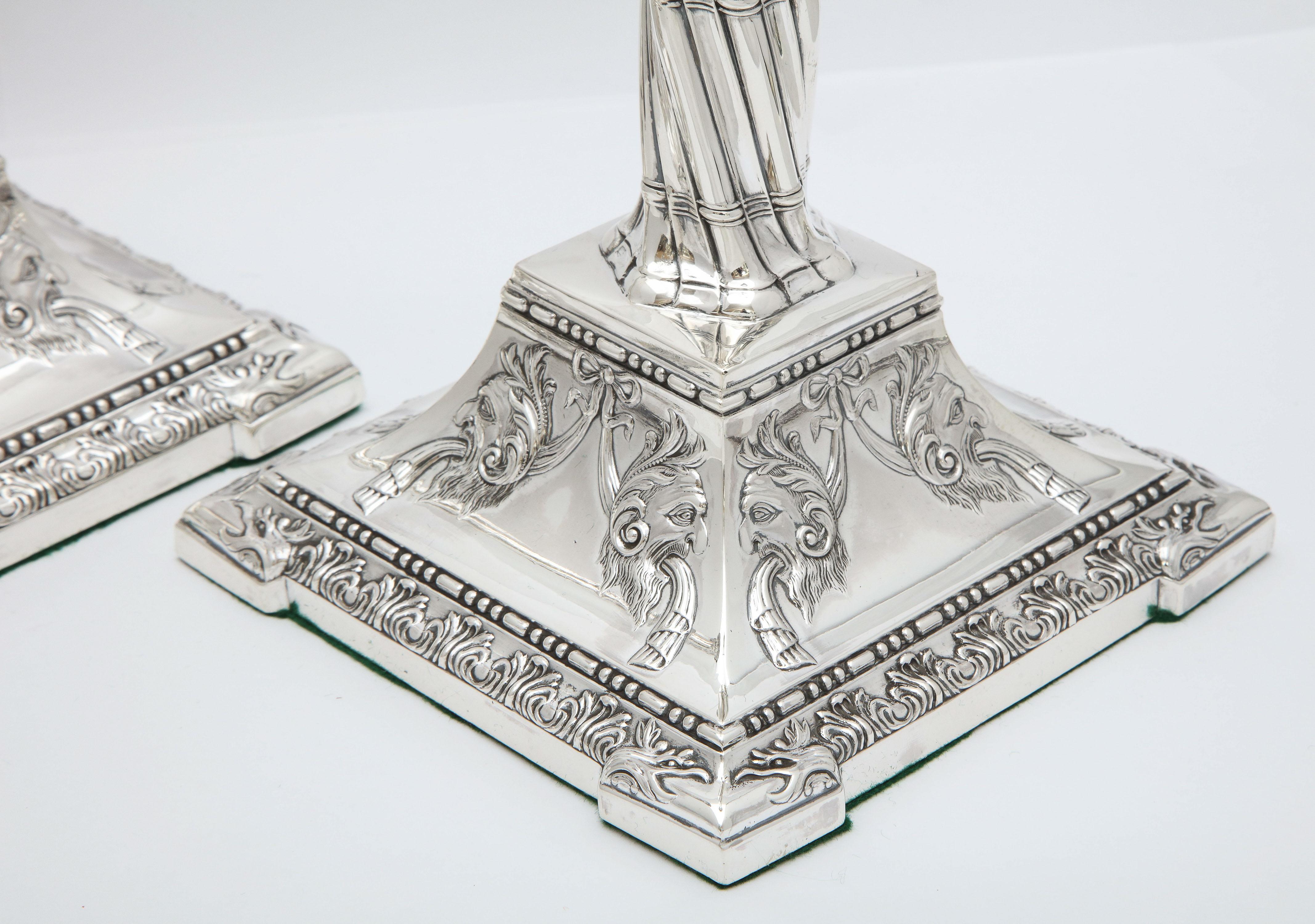 Grande paire de bougeoirs néoclassiques en forme de colonne en argent sterling en vente 11