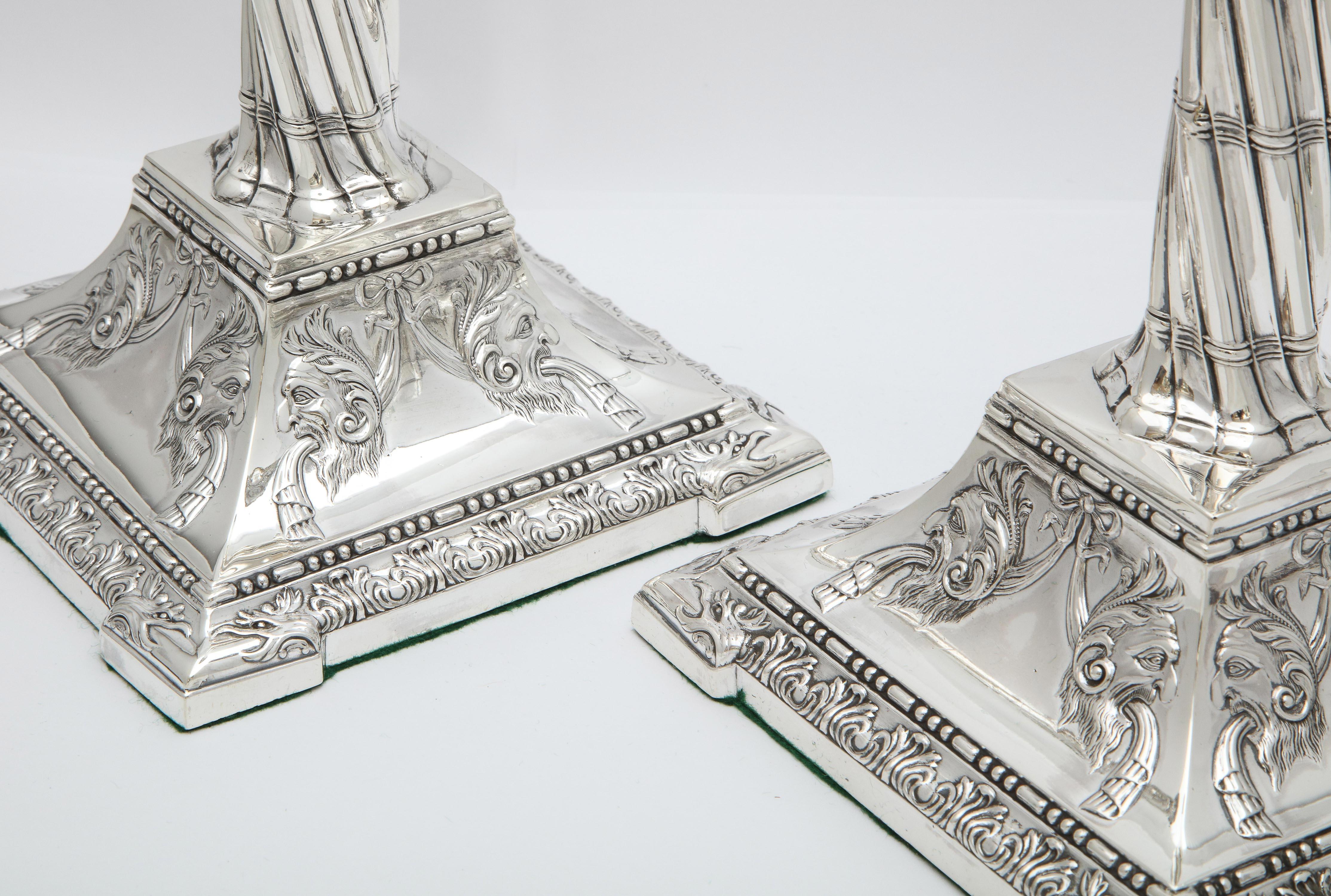 Gran pareja de candelabros neoclásicos de plata de ley en forma de columna en venta 12