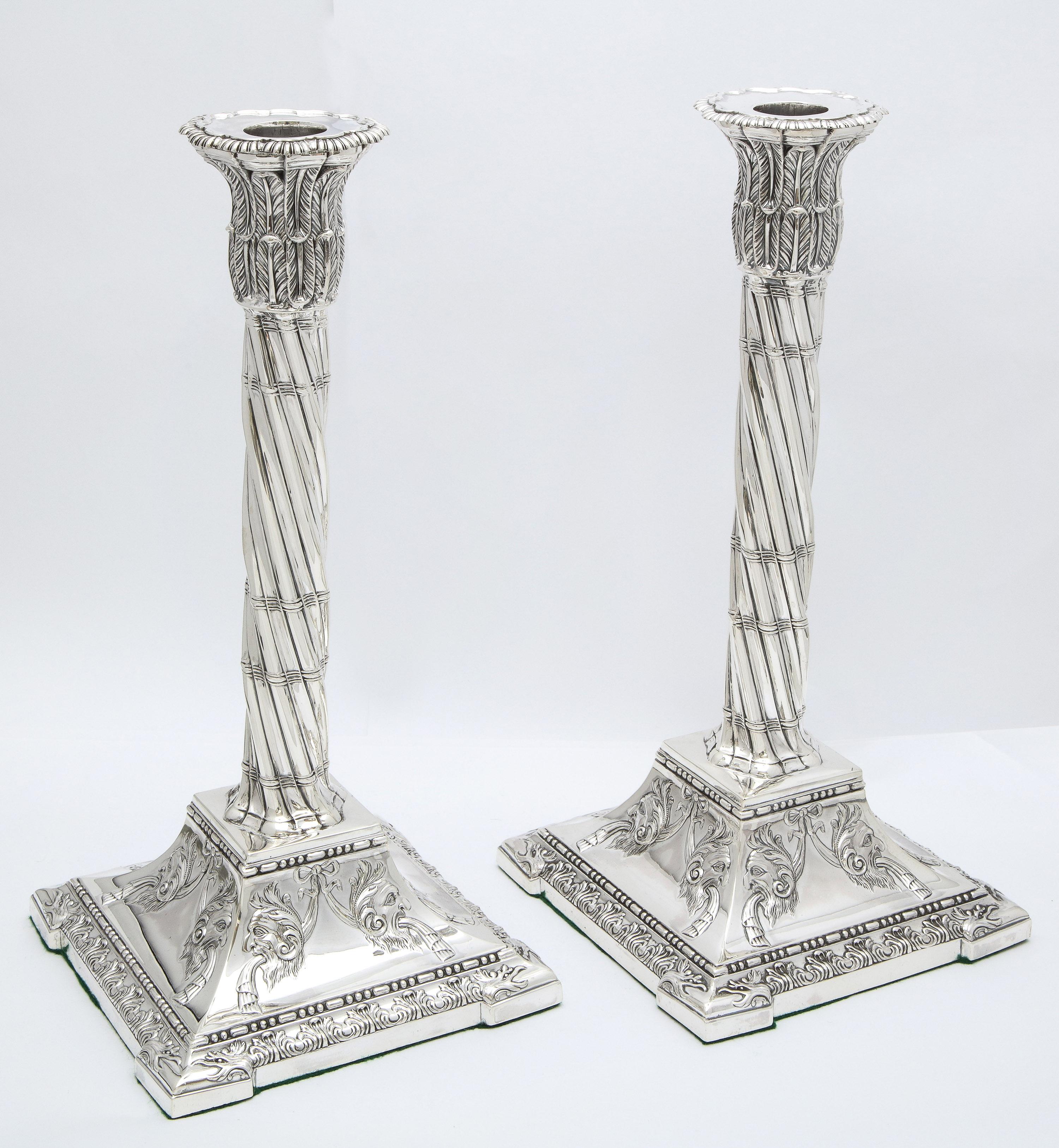 Néoclassique Grande paire de bougeoirs néoclassiques en forme de colonne en argent sterling en vente