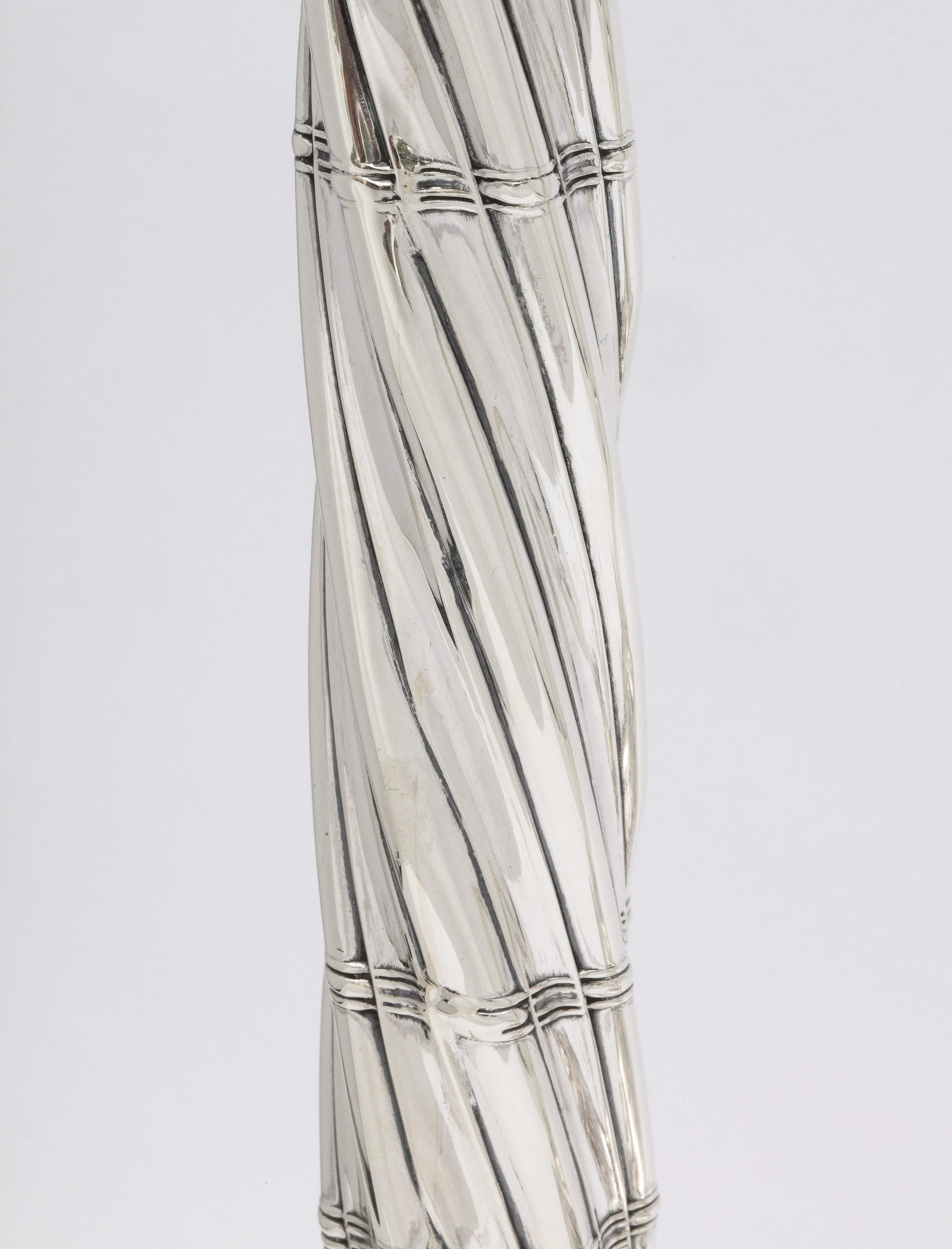 Argent sterling Grande paire de bougeoirs néoclassiques en forme de colonne en argent sterling en vente