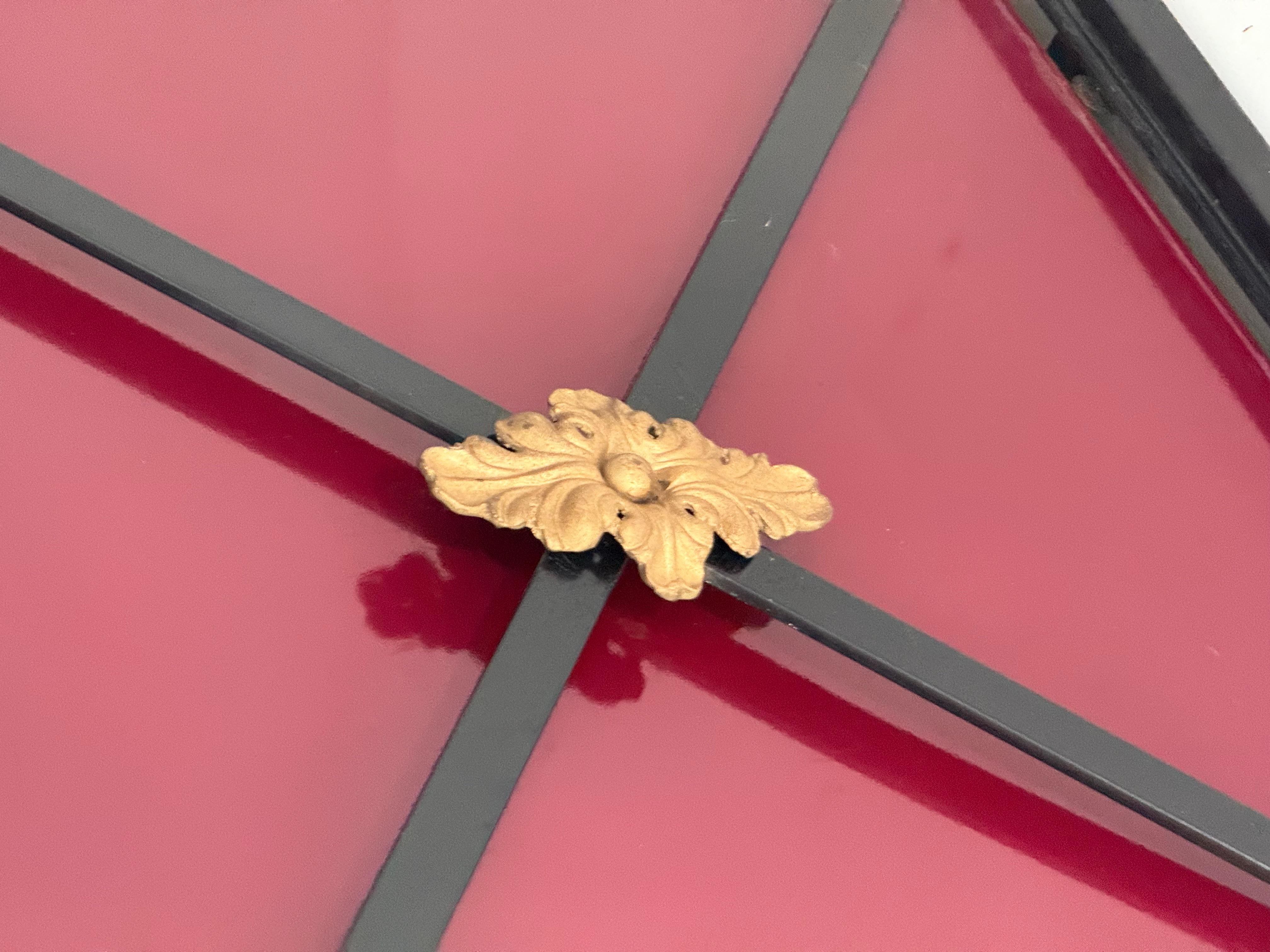 Gran Pareja de Maceteros Metálicos de Estilo Neoclásico con Paneles Borgoña, S. XX en venta 3