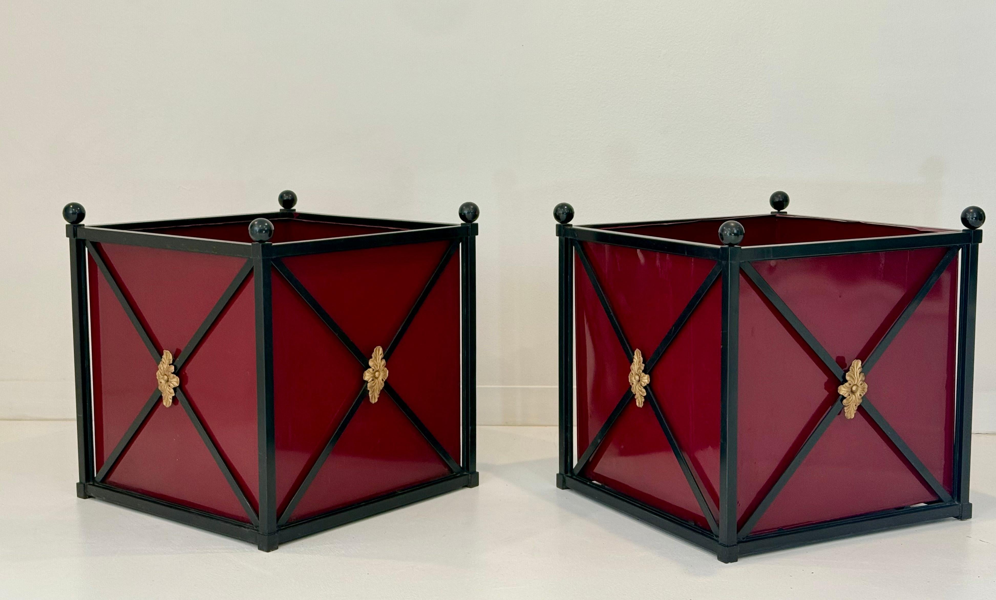 Gran Pareja de Maceteros Metálicos de Estilo Neoclásico con Paneles Borgoña, S. XX Italiano en venta