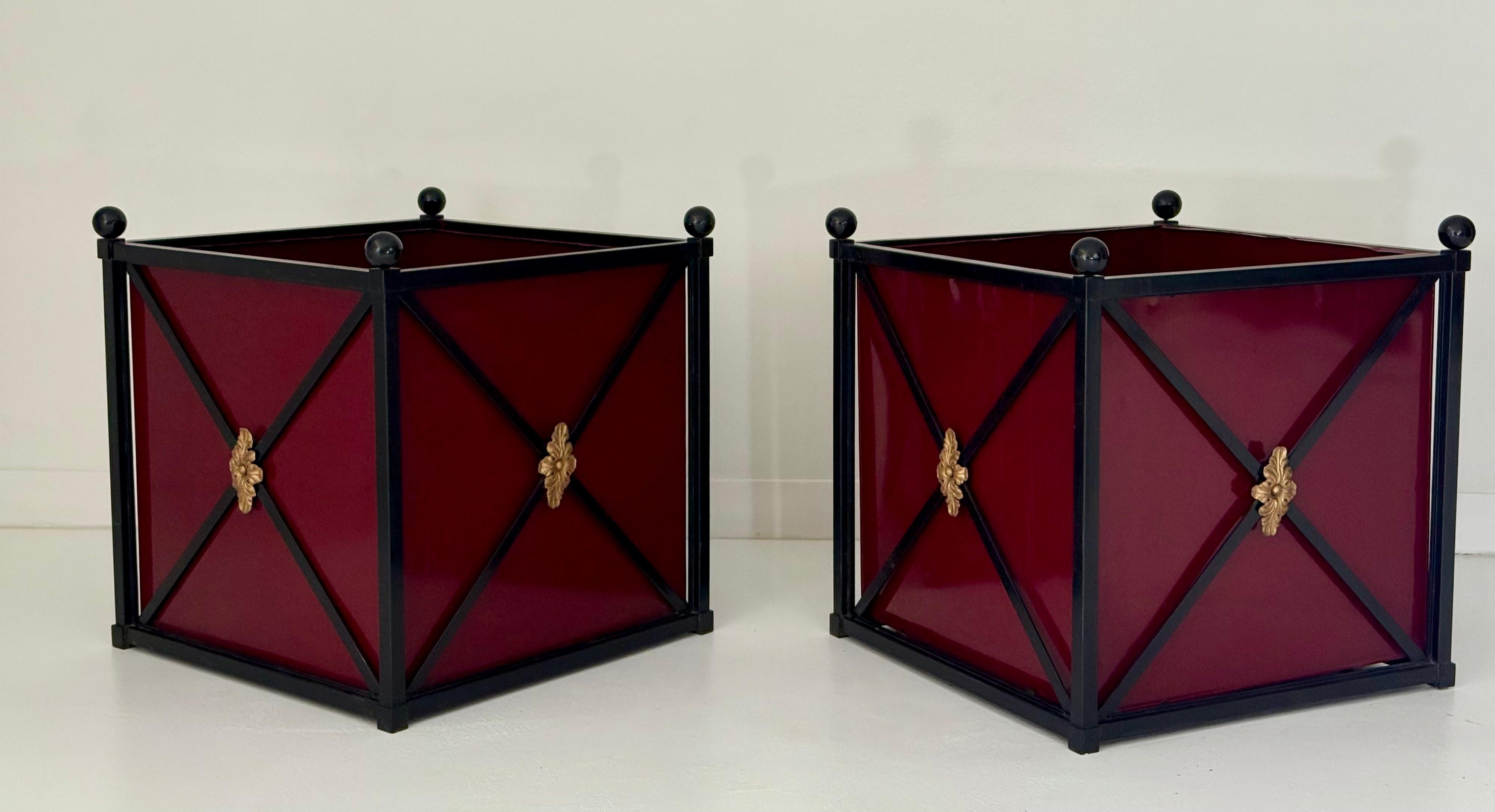 Gran Pareja de Maceteros Metálicos de Estilo Neoclásico con Paneles Borgoña, S. XX Esmaltado en venta