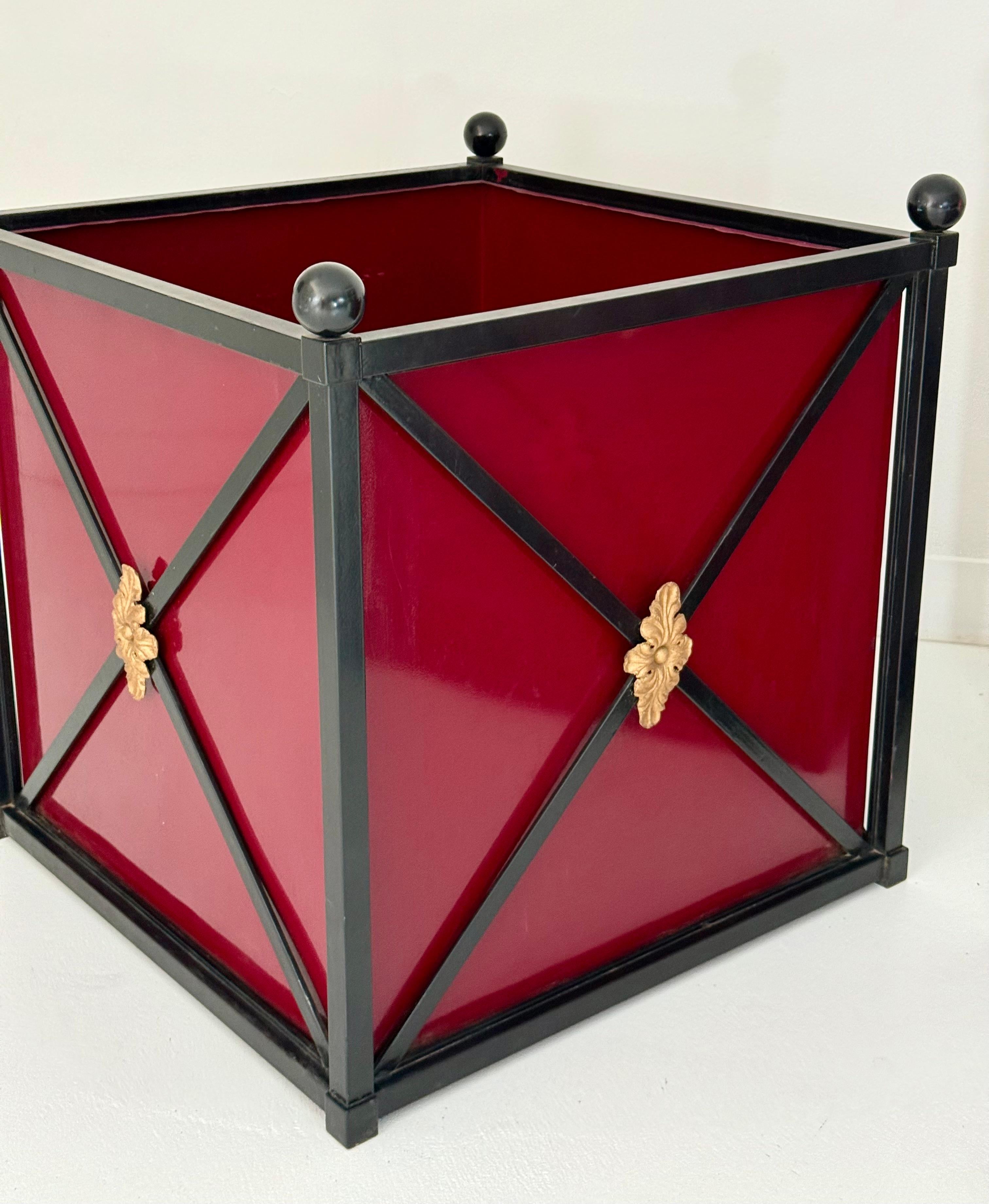 Gran Pareja de Maceteros Metálicos de Estilo Neoclásico con Paneles Borgoña, S. XX en Bueno estado para la venta en Palm Desert, CA