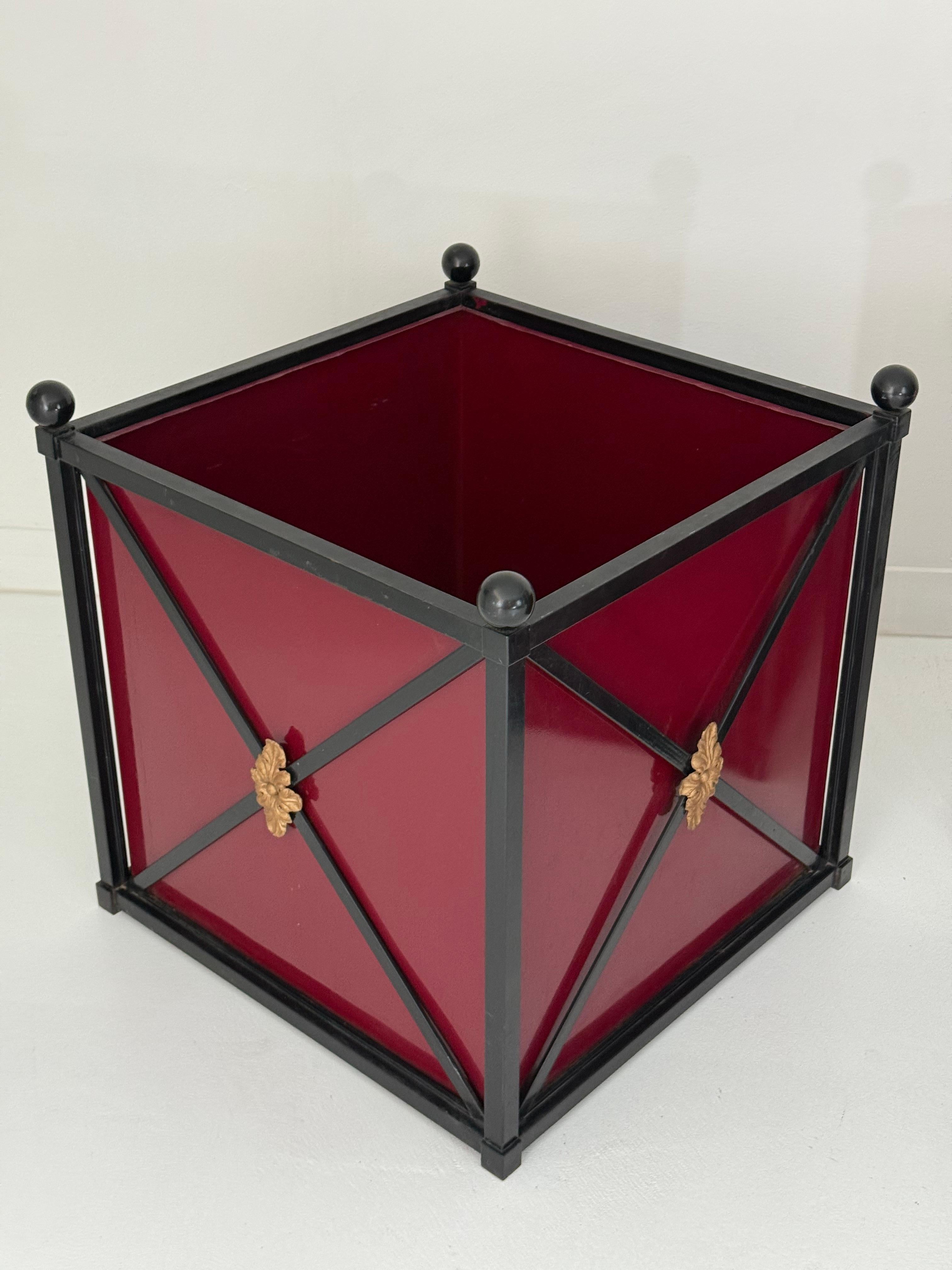 Gran Pareja de Maceteros Metálicos de Estilo Neoclásico con Paneles Borgoña, S. XX Metal en venta