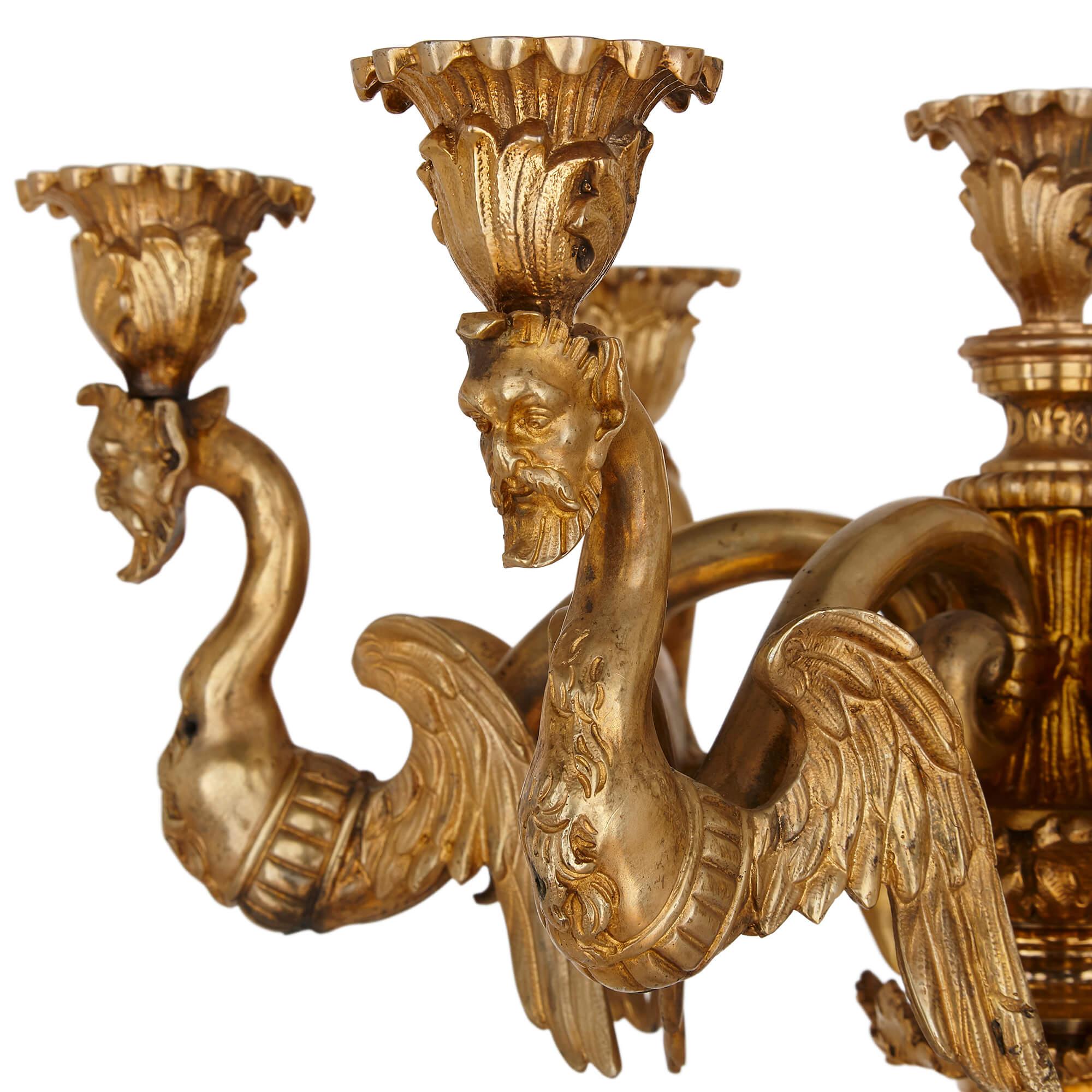 Paar französische vergoldete Bronze-Tischkandelaber (Louis XVI.) im Angebot