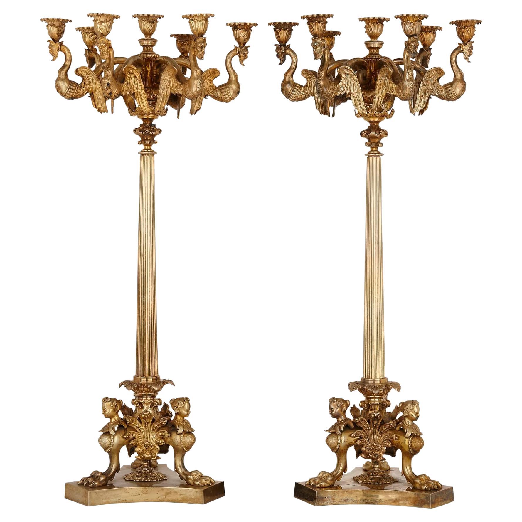 Paar französische vergoldete Bronze-Tischkandelaber im Angebot