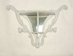 Grande coppia di staffe da parete in stile neoclassico dipinte di bianco e con specchio