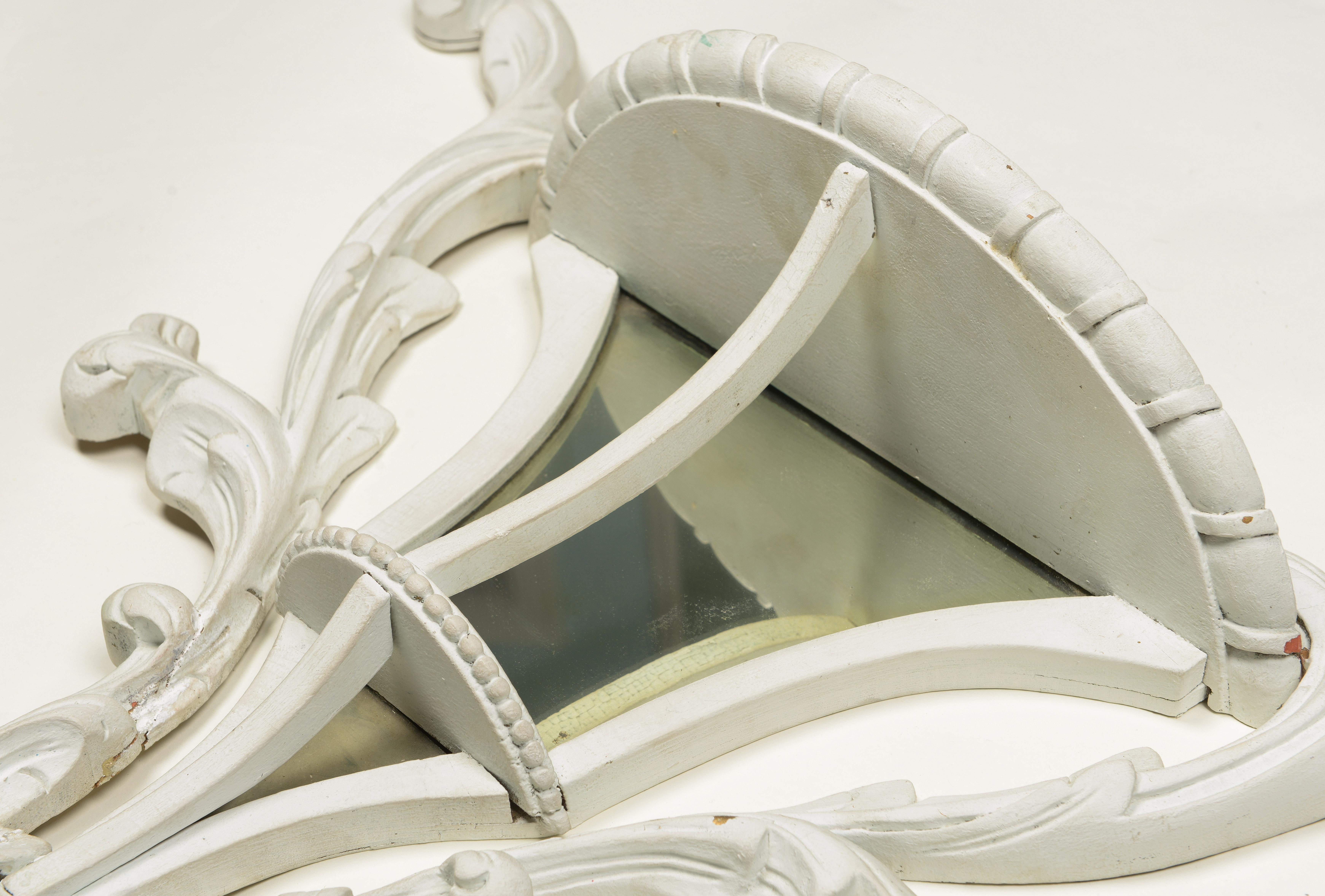 Großes Paar Wandhalterungen im neoklassischen Stil mit weißer Bemalung und Spiegeln im Zustand „Gut“ im Angebot in New York, NY