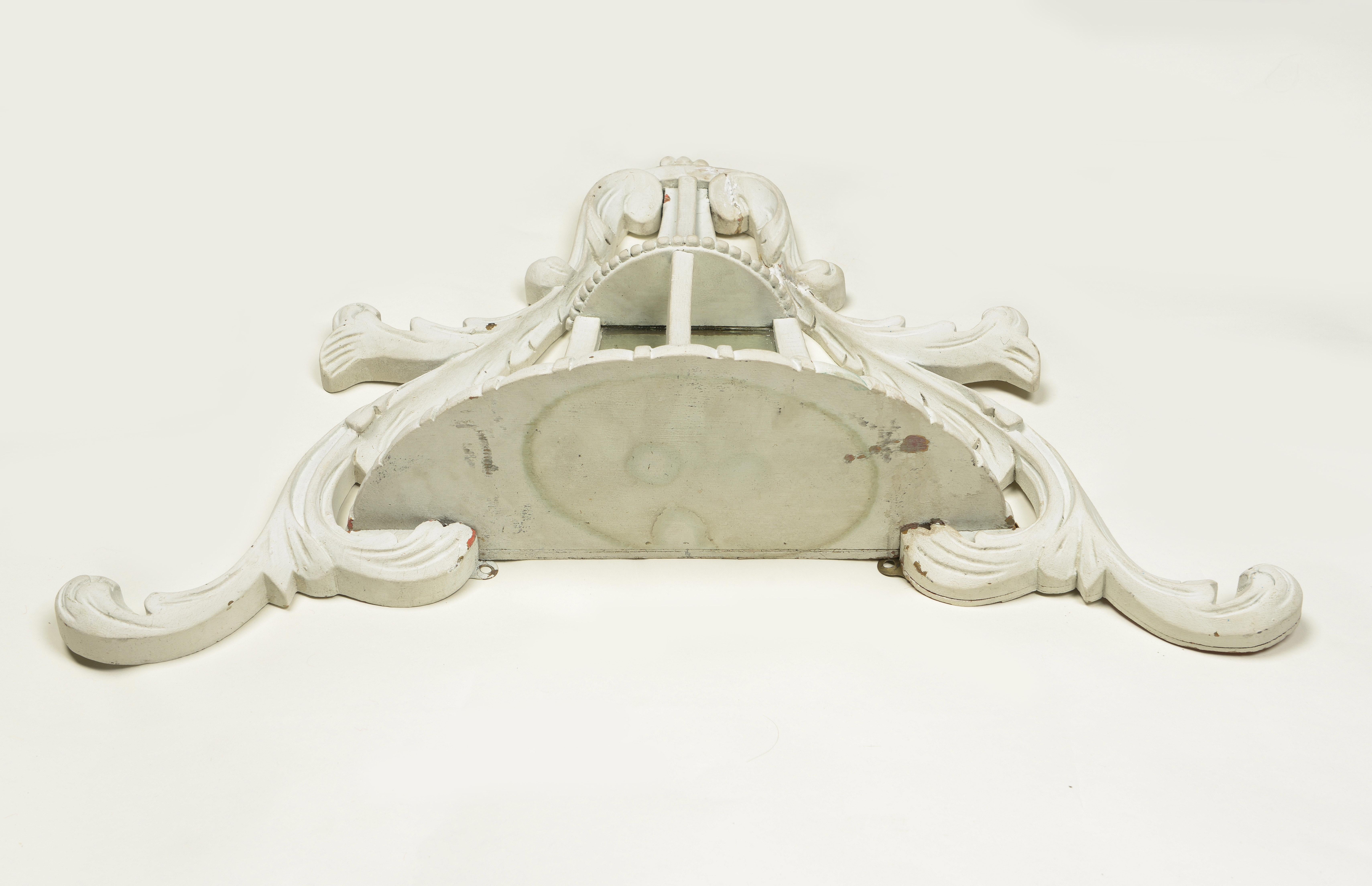 XXI secolo e contemporaneo Grande coppia di staffe da parete in stile neoclassico dipinte di bianco e con specchio in vendita