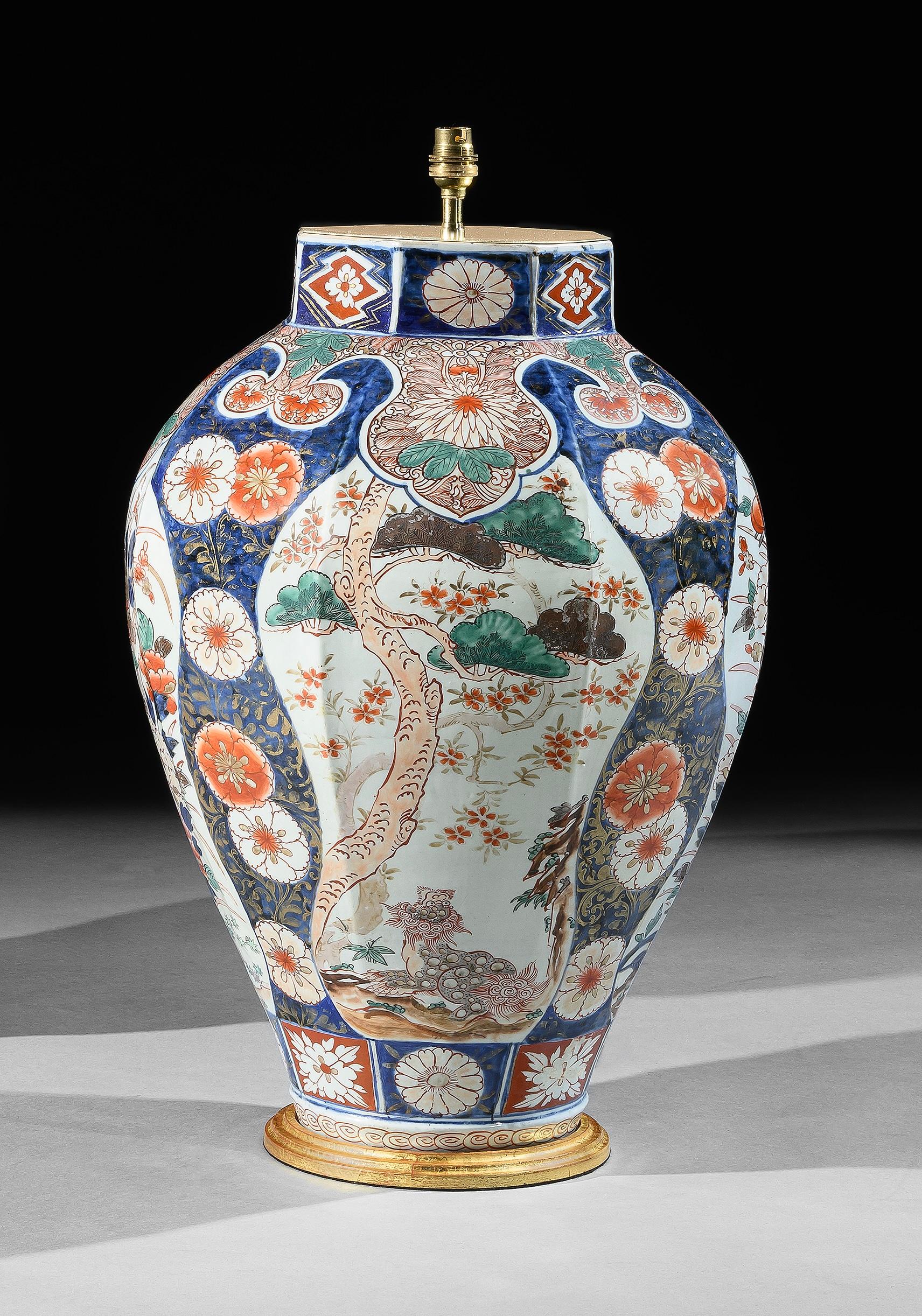 Céramique Grande paire de lampes de table octogonales Imari du XVIIIe siècle en vente