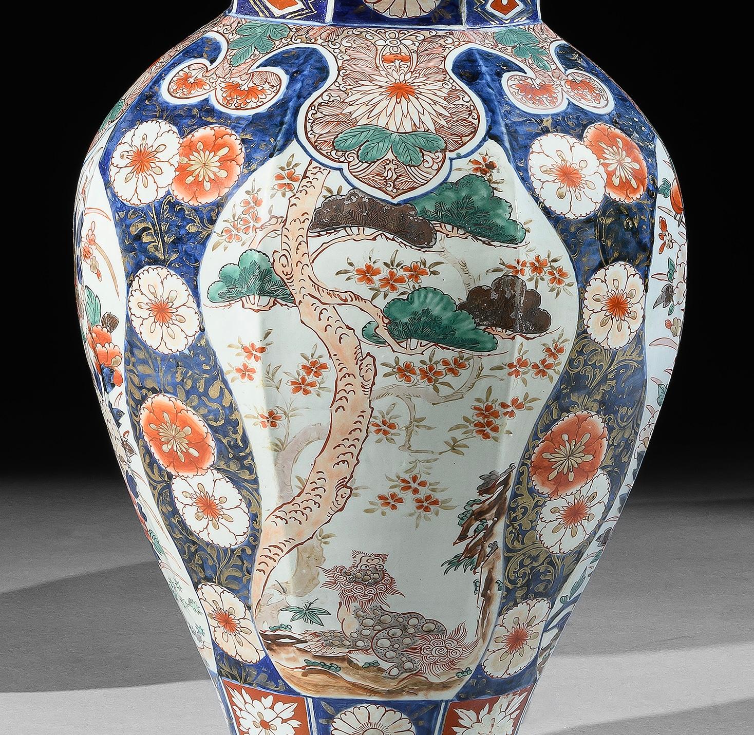 Grande paire de lampes de table octogonales Imari du XVIIIe siècle en vente 1