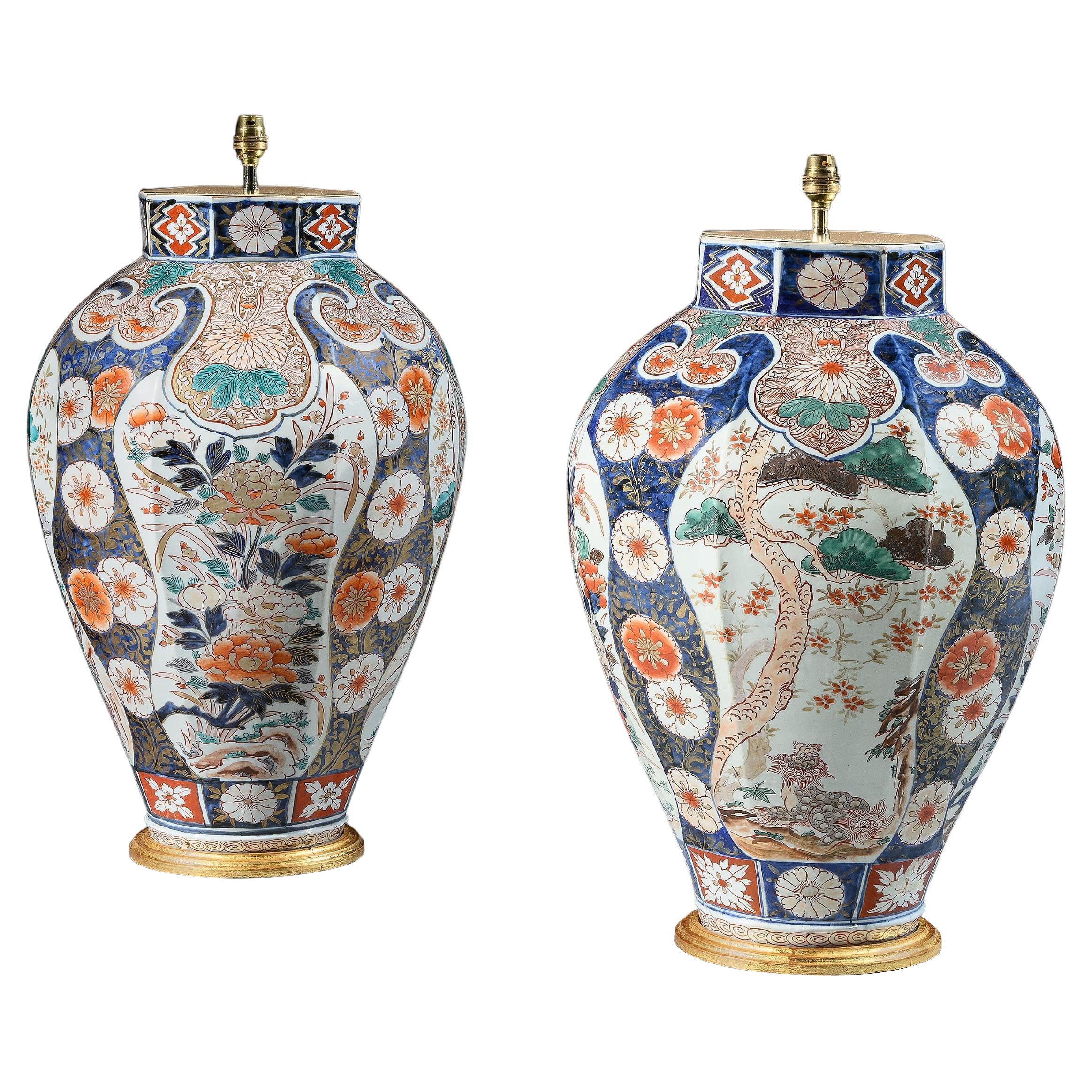 Grande paire de lampes de table octogonales Imari du XVIIIe siècle en vente
