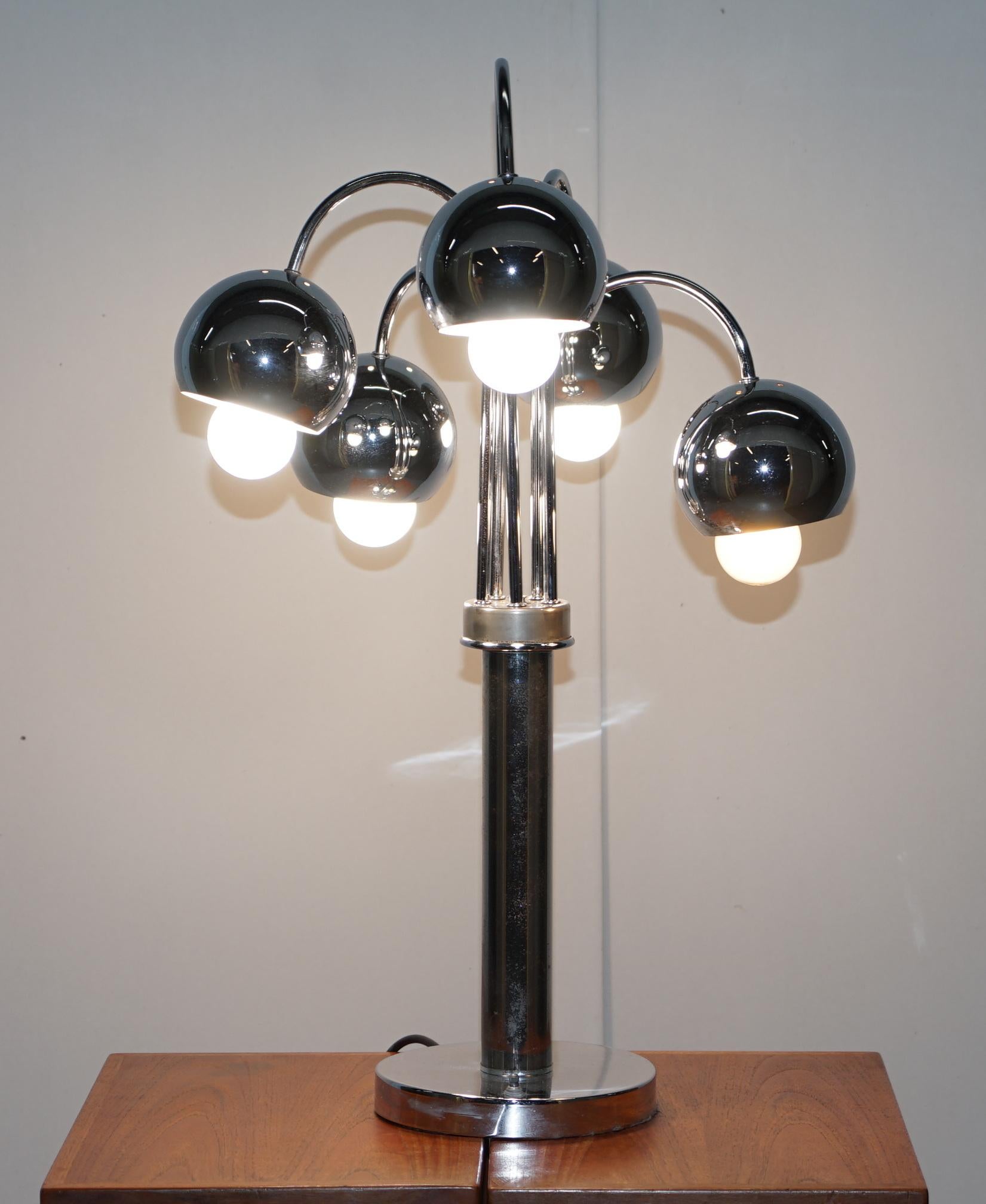 Nous sommes ravis de vous proposer cette paire de lampes de table chromées à cinq branches American Atomic très rétro, datant des années 1940 

Ces lampes diffusent une grande quantité de lumière car les ampoules sont légèrement en saillie par