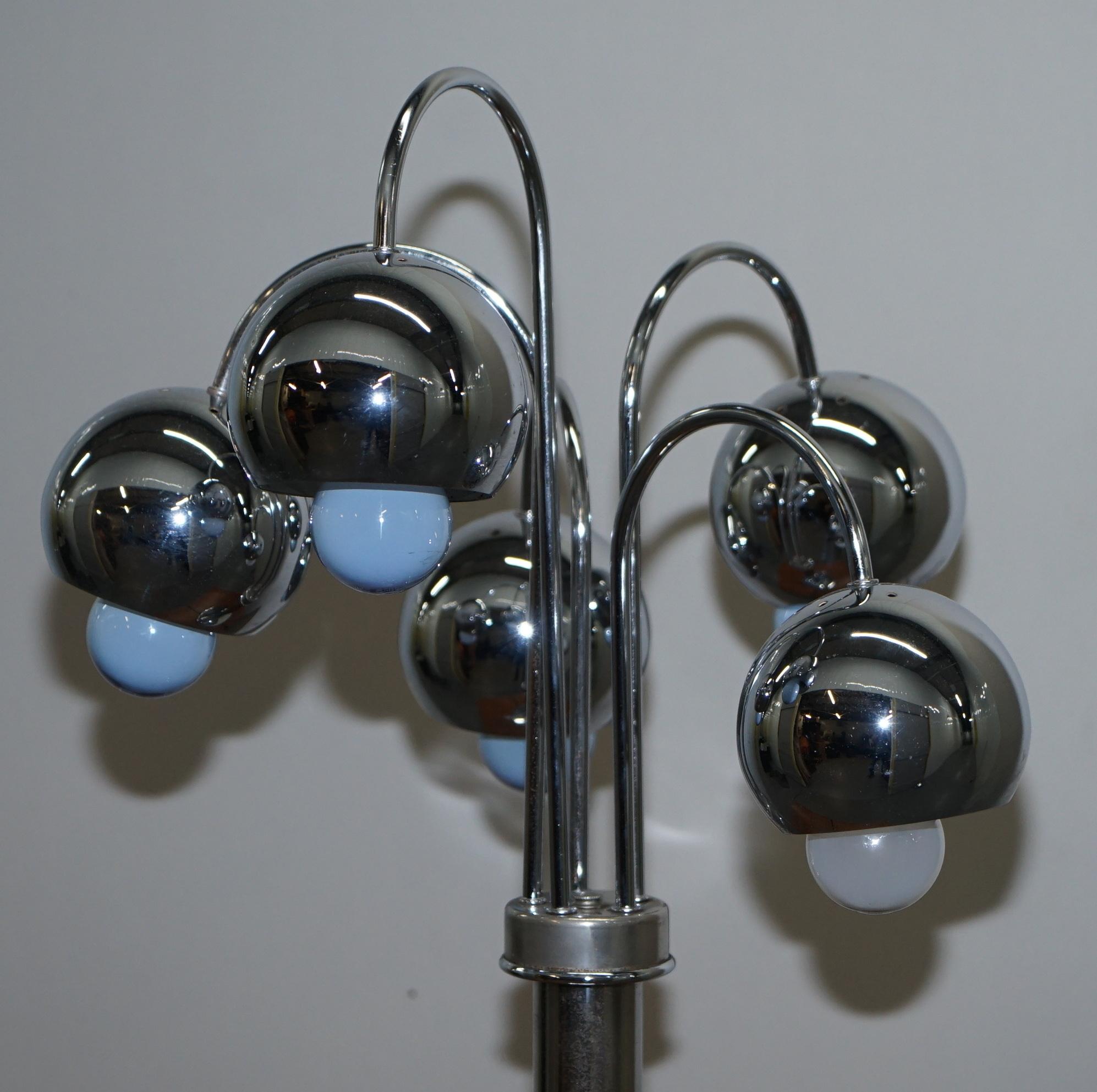 Fait main Grande paire de lampes de bureau originales américaines Atomic en chrome poli datant des années 1940 environ en vente