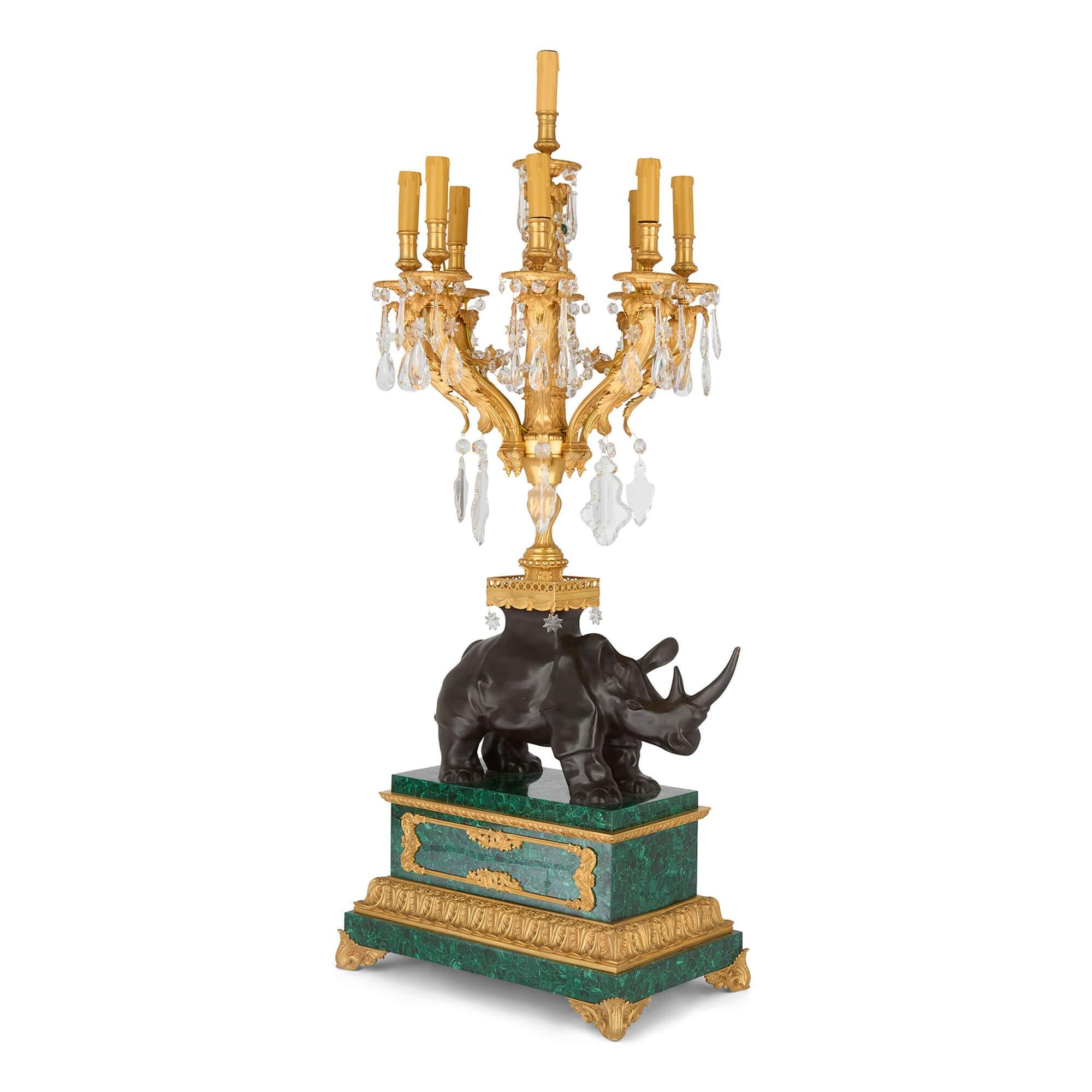 Gran Pareja de Candelabros de Mesa de Ormolu y Malaquita Rhino Francés en venta