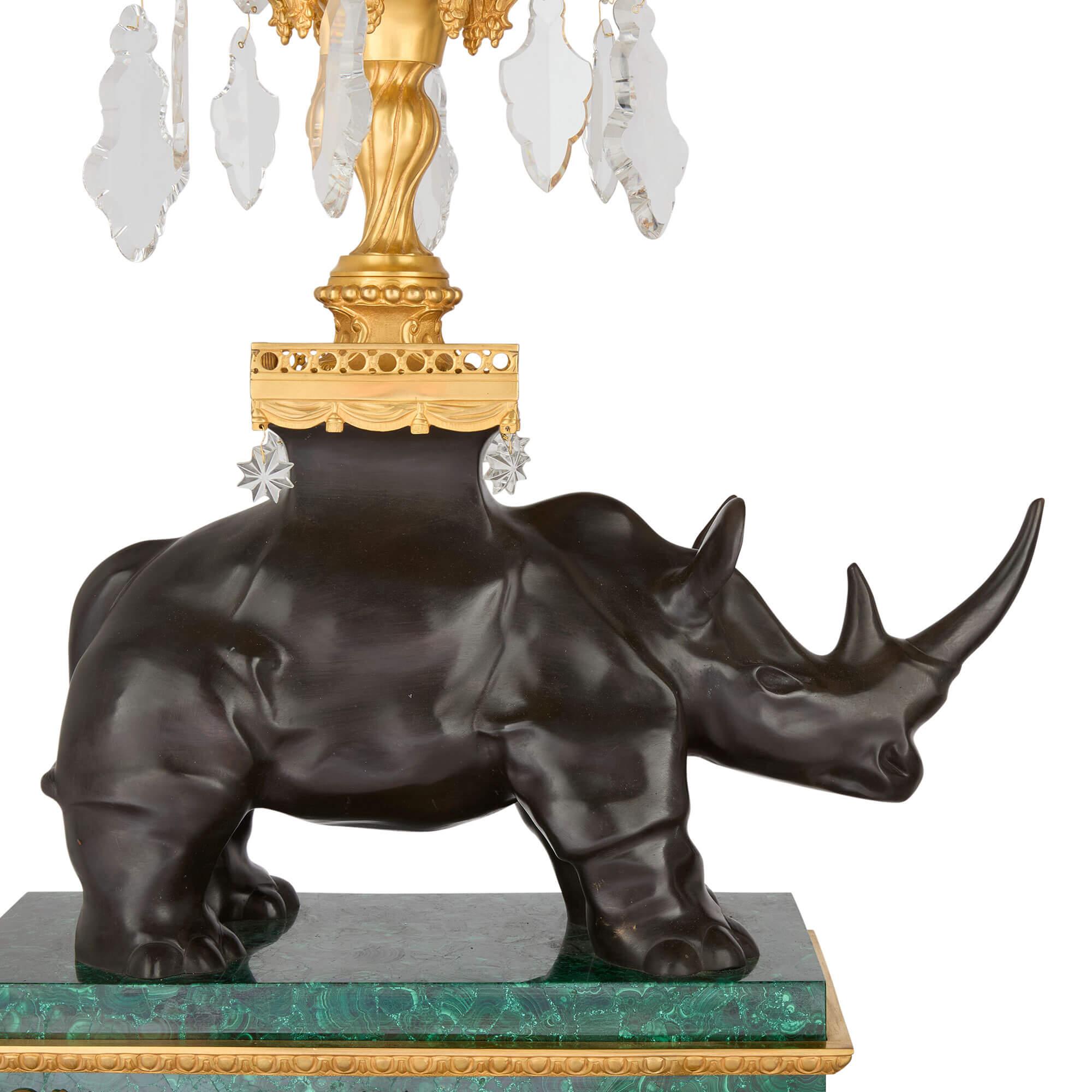 Gran Pareja de Candelabros de Mesa de Ormolu y Malaquita Rhino siglo XX en venta