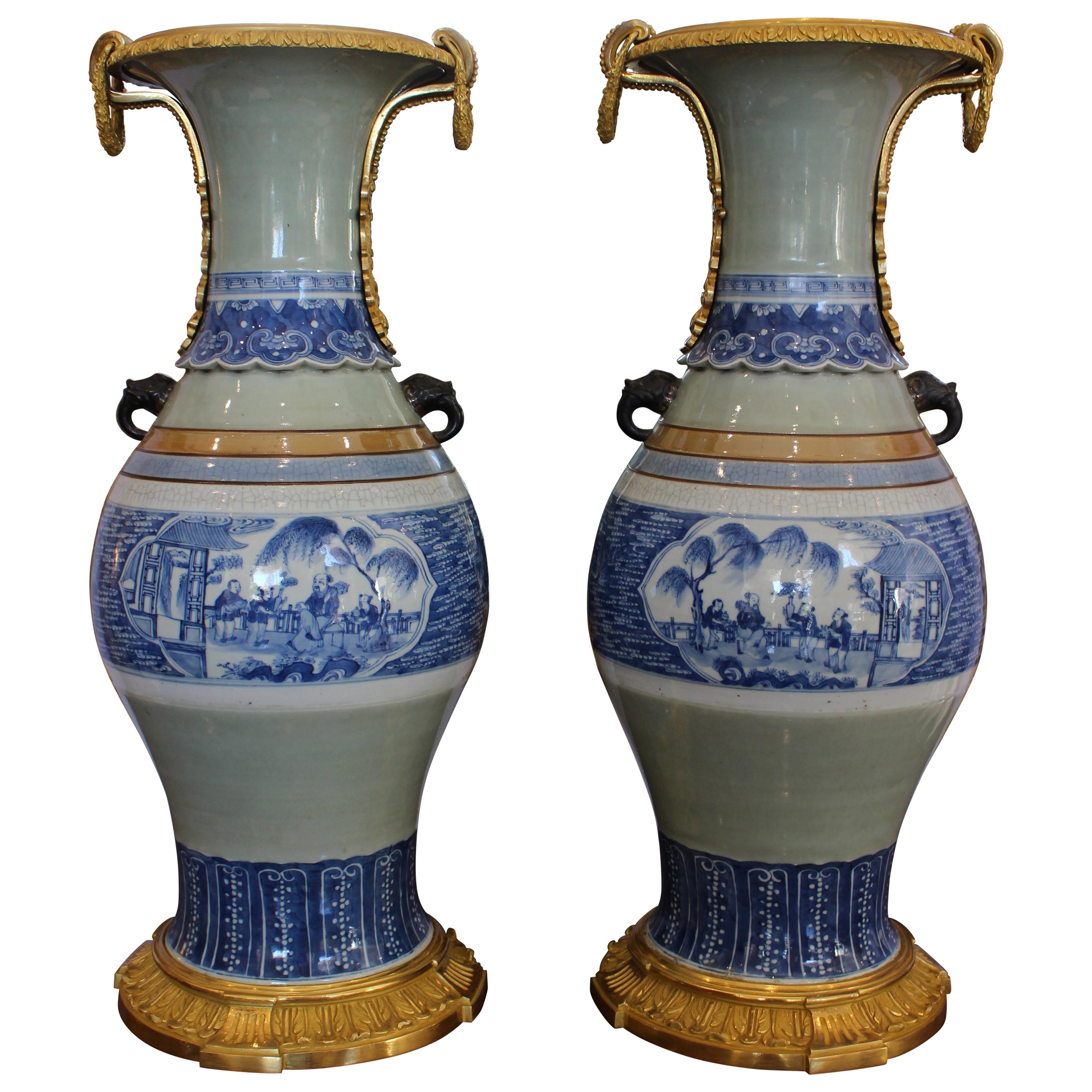 Grande coppia di vasi cinesi in celadon smaltato blu e bianco con montatura in ormù