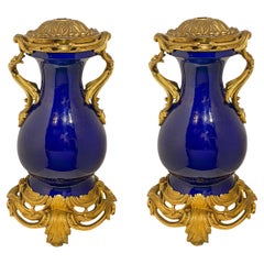 Grande coppia di vasi in porcellana blu cobalto con montatura ad ormolo