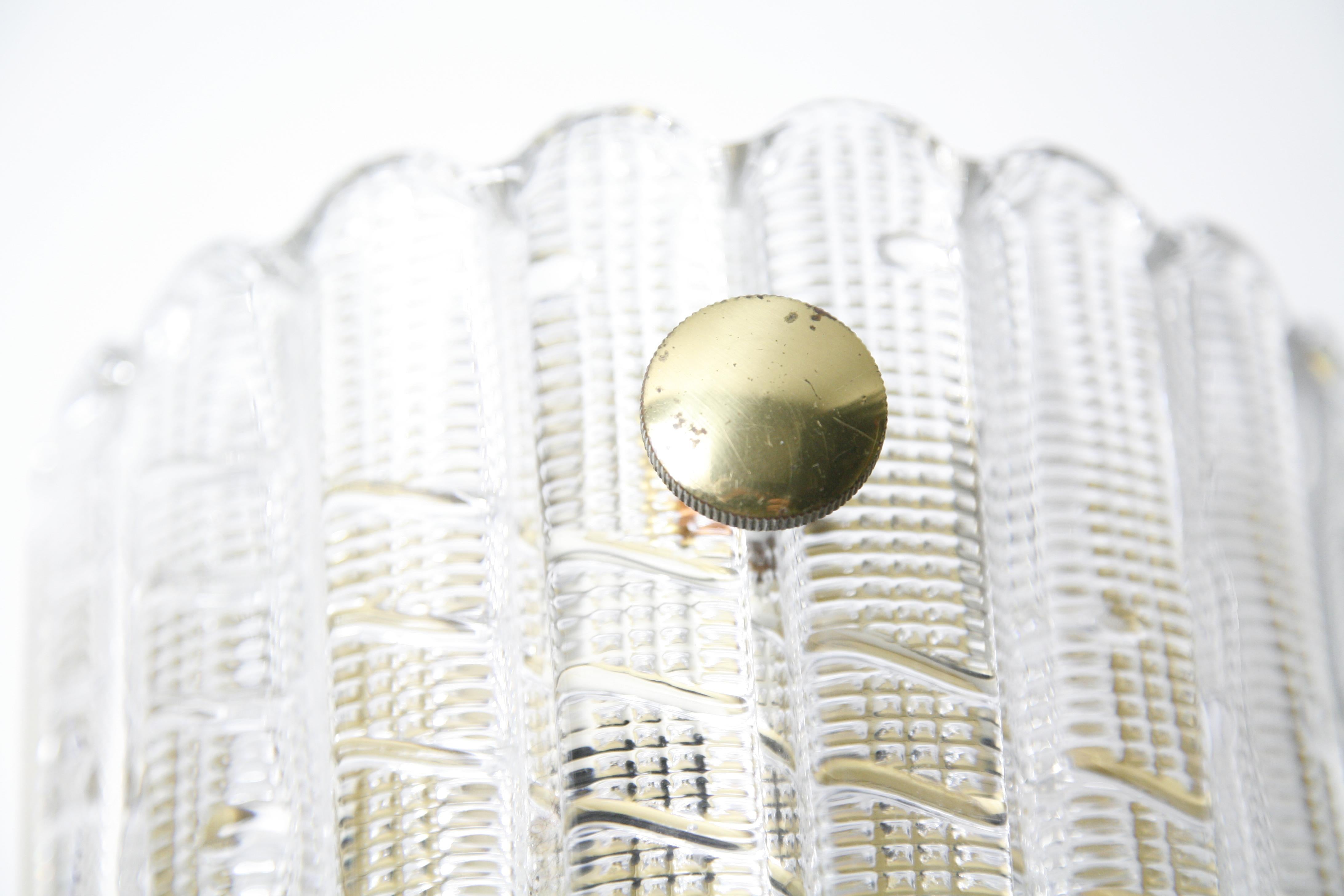 Großes Paar Orrefors-Leuchten von Carl Fagerlund aus den 1950er Jahren, Messingrahmen mit drei europäischen Fassungen und dicken Kristallschirmen mit Details im Glas.

Rewired for the US.