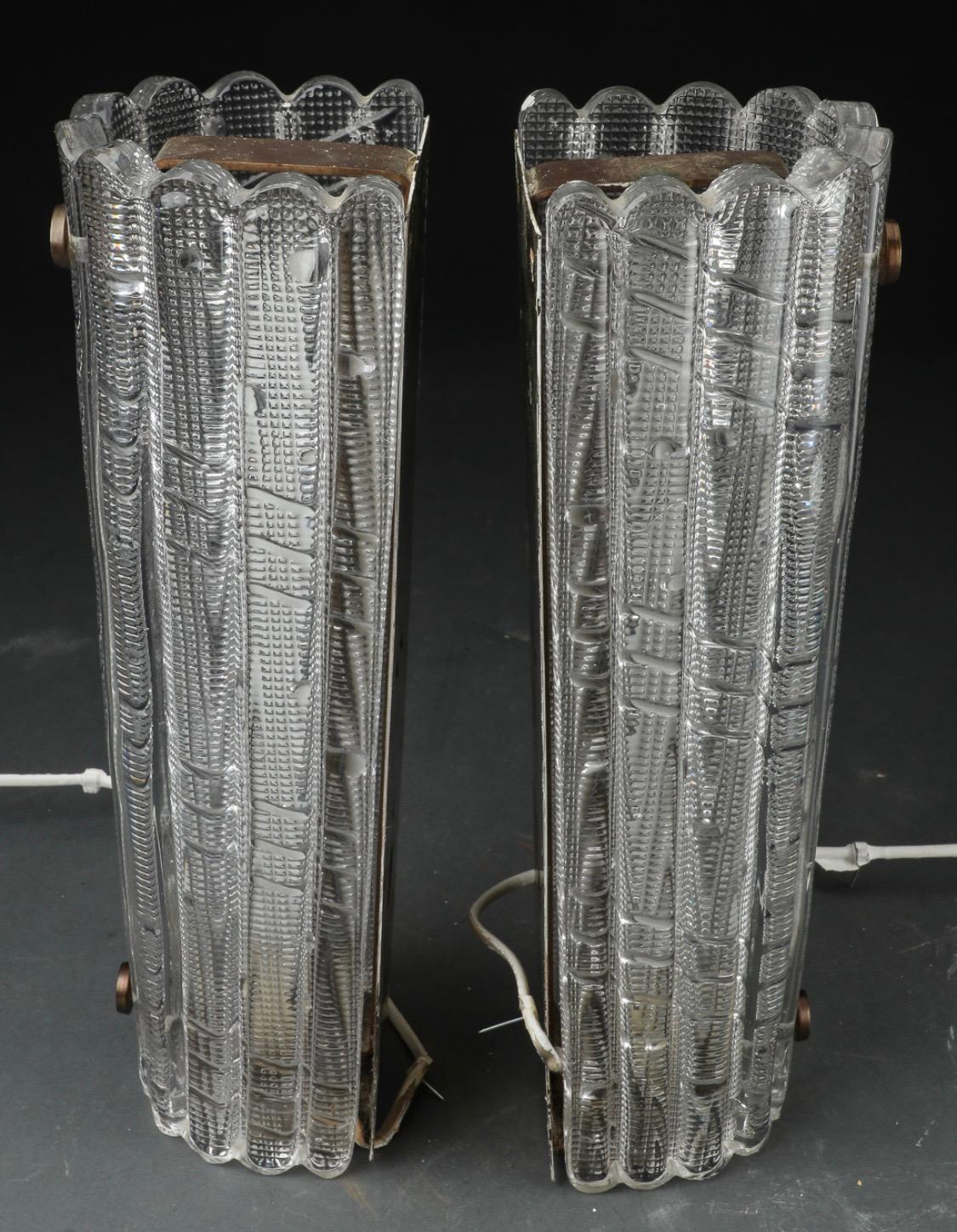 Großes Paar Orrefors-Leuchten von Carl Fagerlund aus den 1950er Jahren, Messingrahmen mit einer Edison-Fassung, bedeckt mit dicken Kristallschirmen mit Art-Déco-Details im Glas.
Neu verkabelt.
  