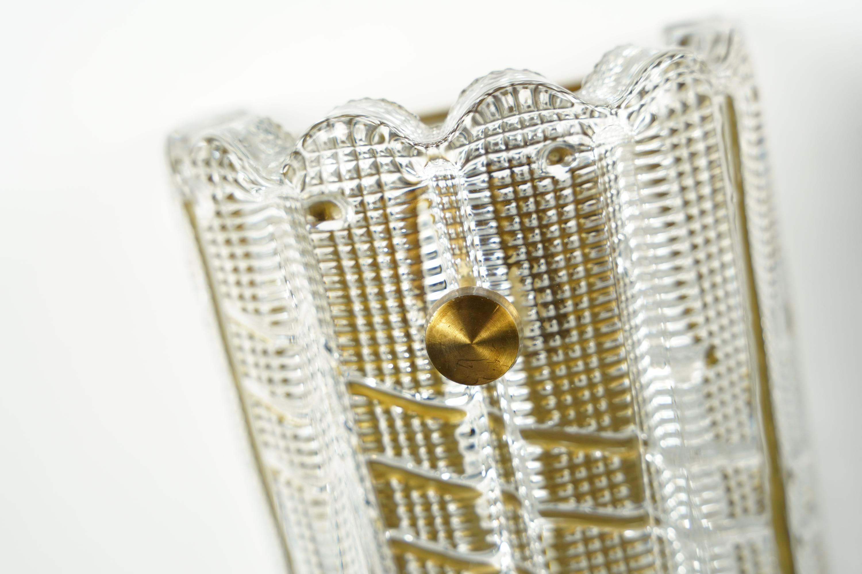 Großes Paar Orrefors-Wandleuchter aus Kristall und Messing von Carl Fagerlund, Schweden, 1950 (Moderne der Mitte des Jahrhunderts) im Angebot