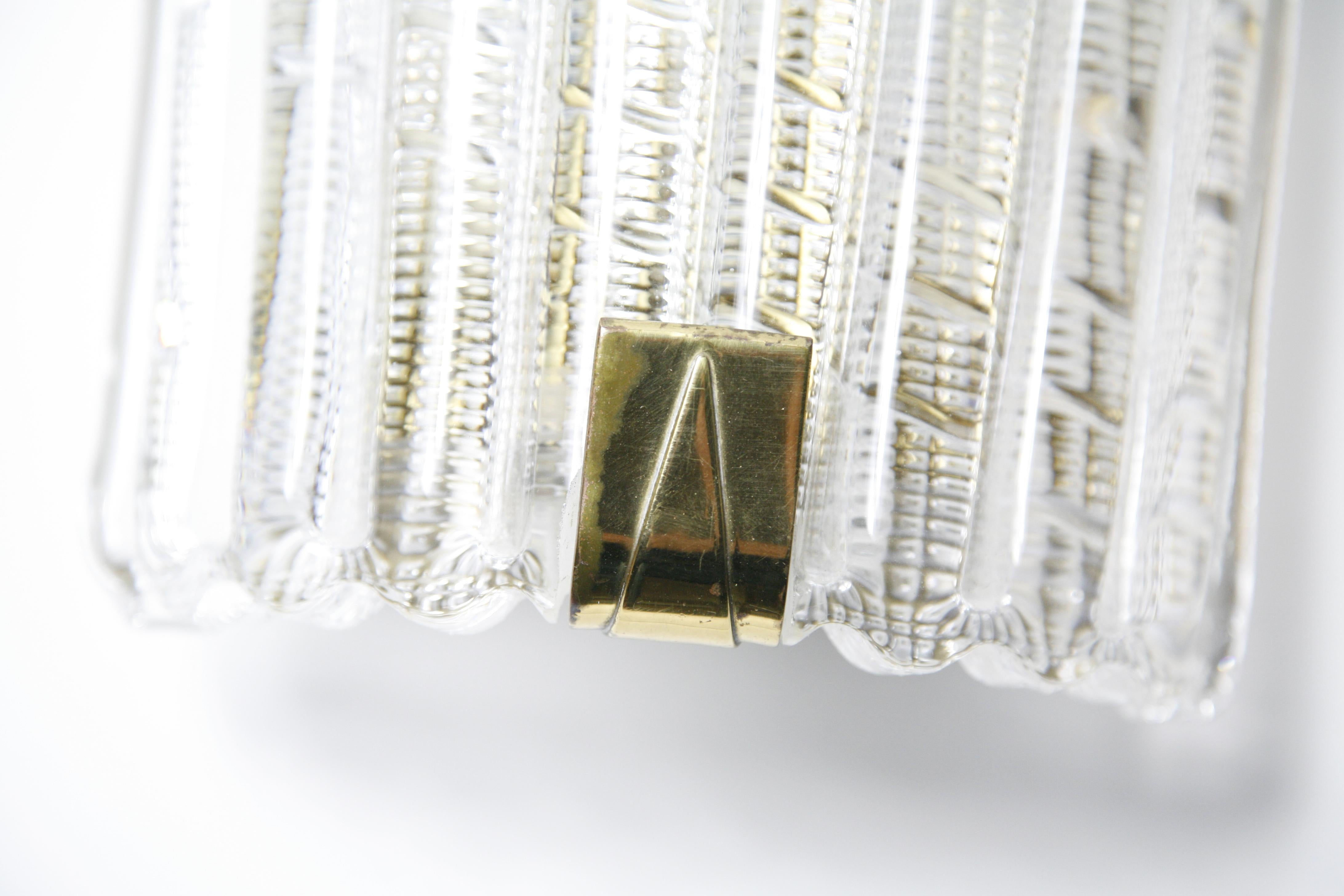 Suédois Grande paire d'appliques Orrefors en cristal et laiton par Carl Fagerlund, Suède, 1950 en vente