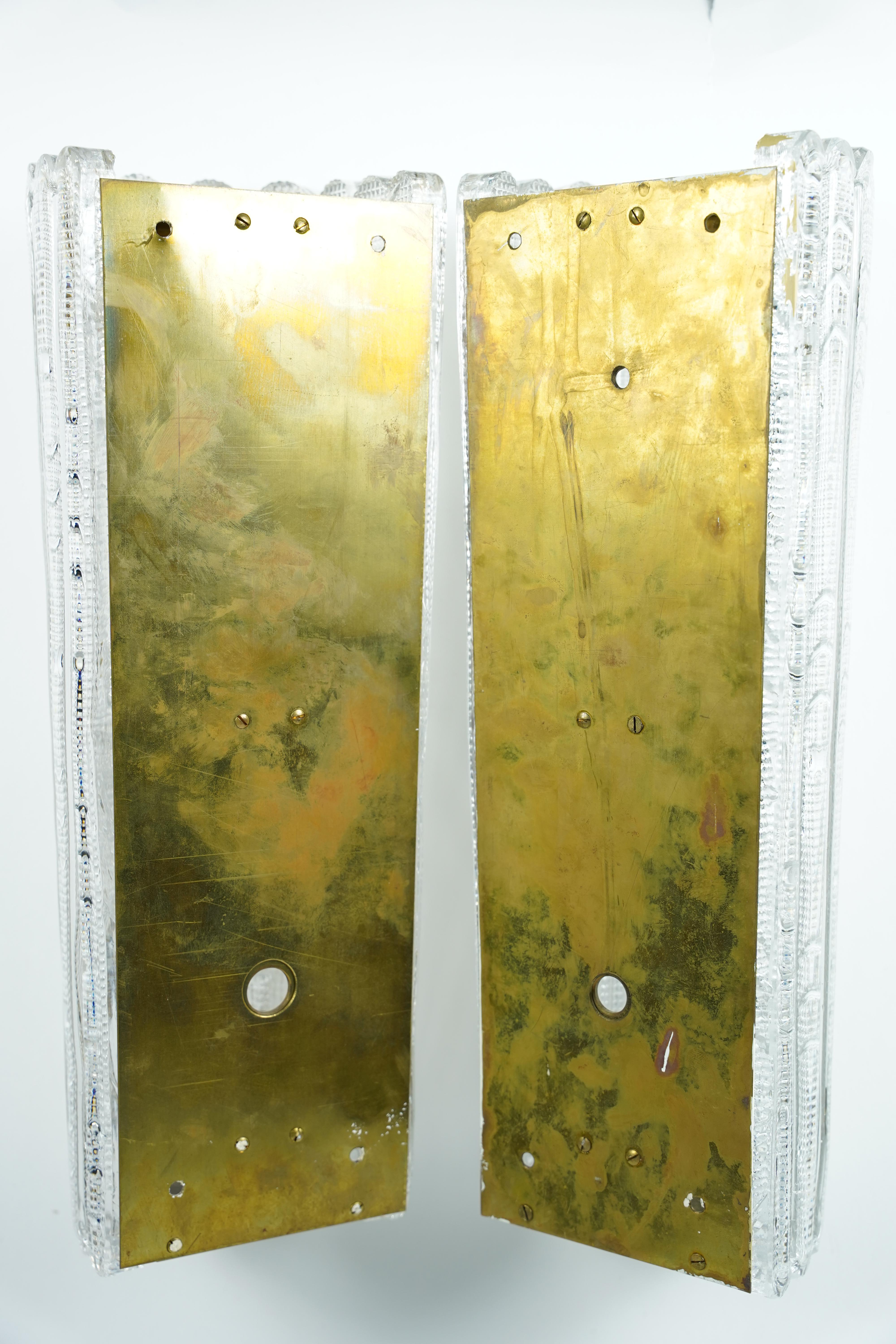 Suédois Grande paire d'appliques Orrefors en cristal et laiton de Carl Fagerlund, Suède, 1950 en vente