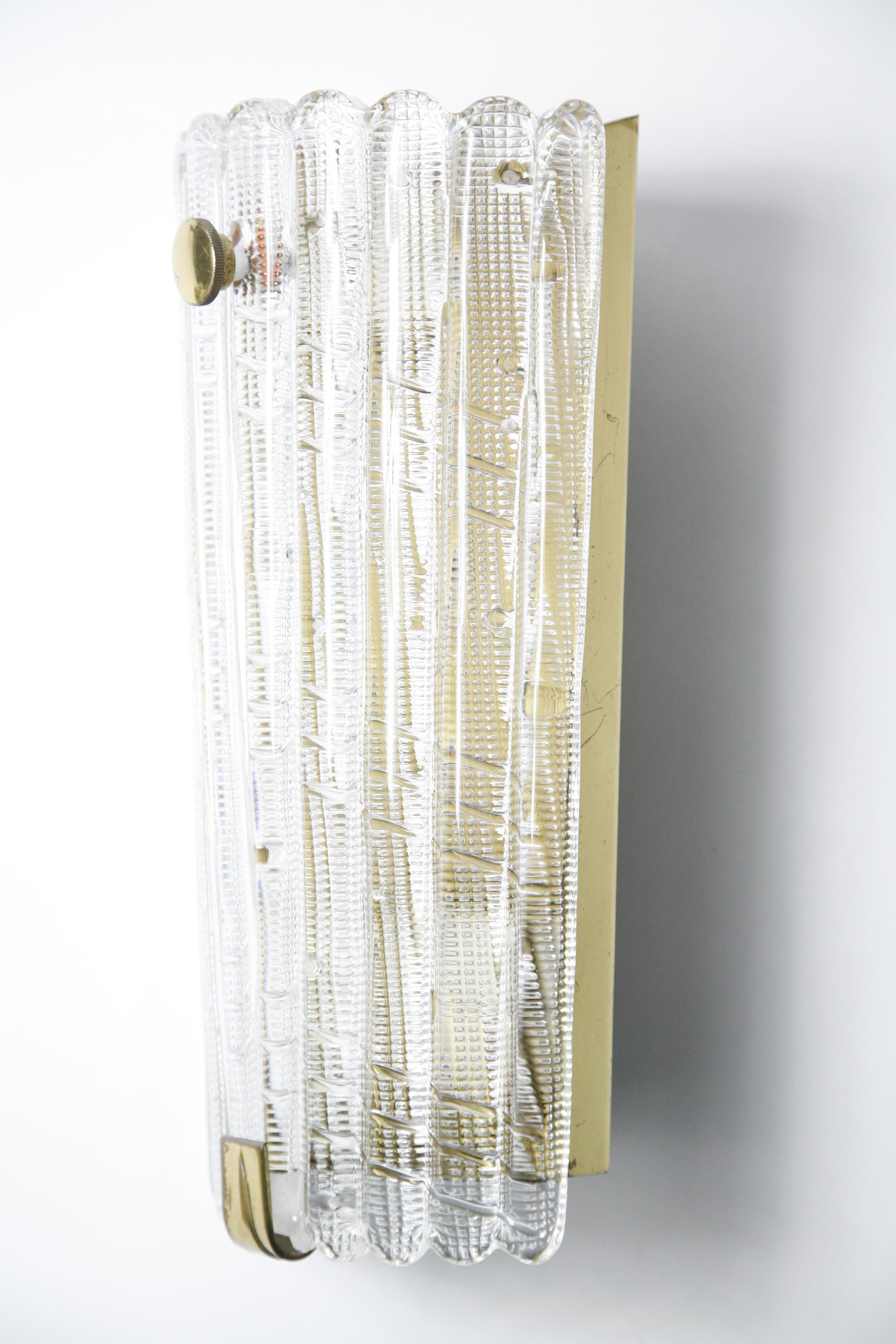 Großes Paar Orrefors-Wandleuchter aus Kristall und Messing von Carl Fagerlund, Schweden, 1950 im Zustand „Gut“ im Angebot in Bronx, NY