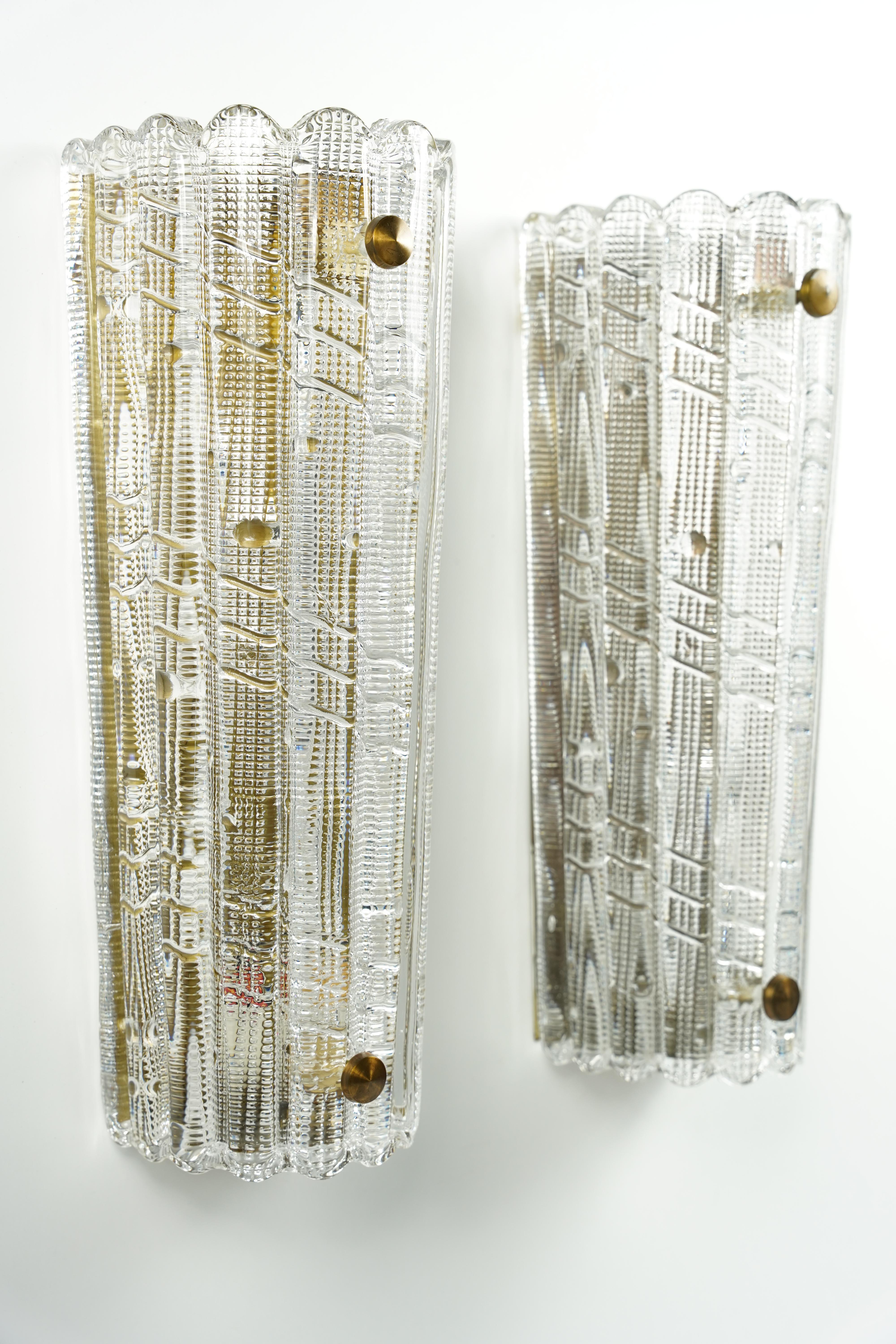 20ième siècle Grande paire d'appliques Orrefors en cristal et laiton de Carl Fagerlund, Suède, 1950 en vente
