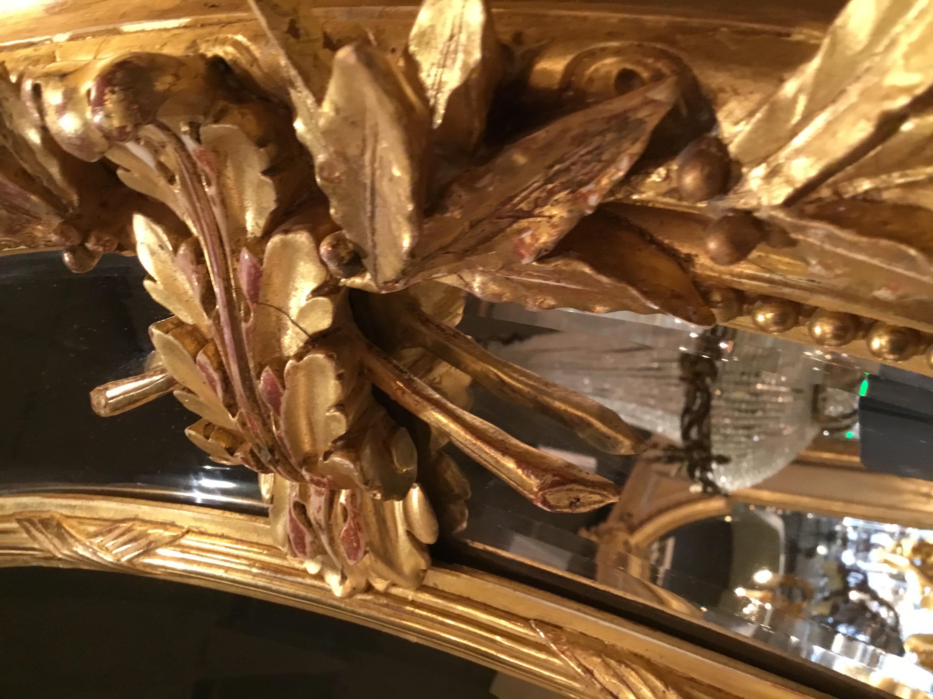 Paar ovale Spiegel aus vergoldetem Holz.
Geschnitzt mit einem Kranz am Wappen, der zwei Liebesvögel umkreist
Doppelt gerahmt und abgeschrägt mit ausgezeichneter Vergoldung. Eine blumige und
Der Blätterkranz ist in der Mitte des Wappens mit einem