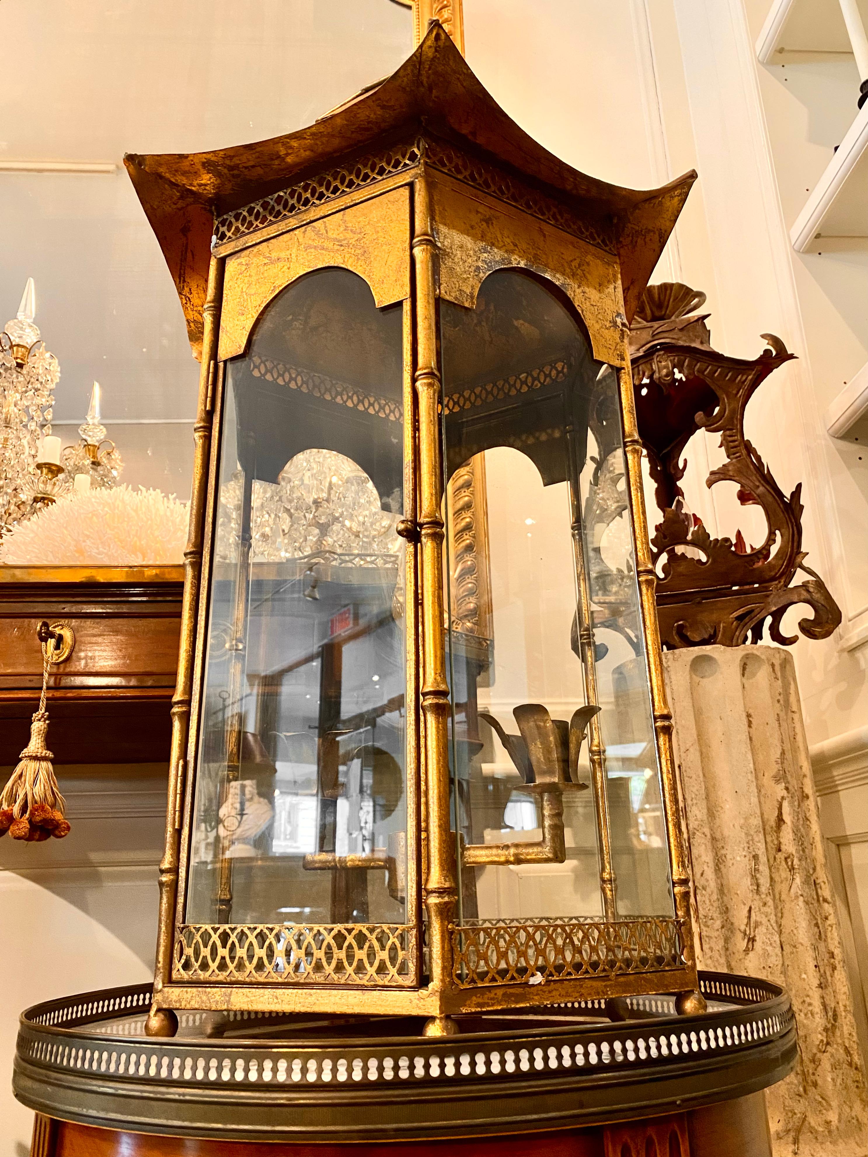 Grande paire de lanternes pagodes en bronze doré de style chinoiserie, mi-siècle moderne en vente 6