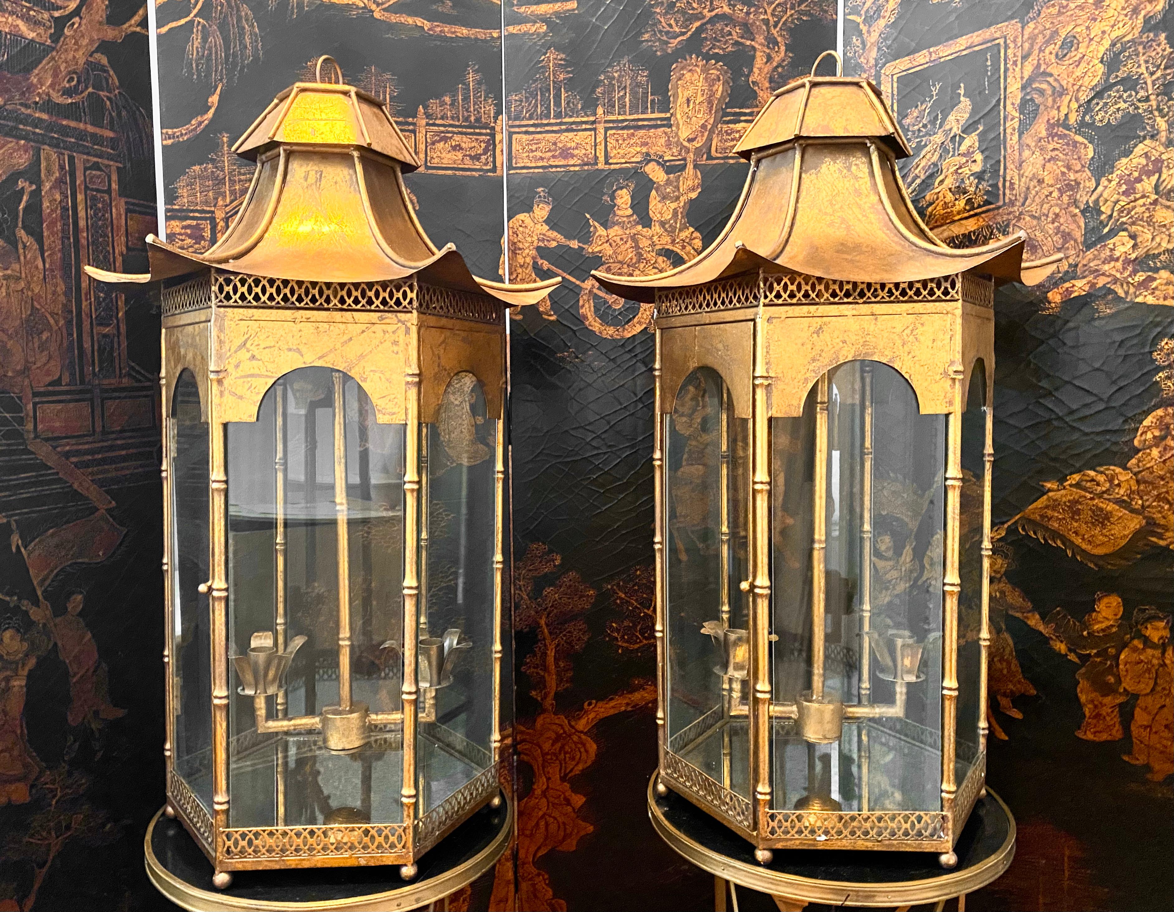 Mid-Century Modern Grande paire de lanternes pagodes en bronze doré de style chinoiserie, mi-siècle moderne en vente